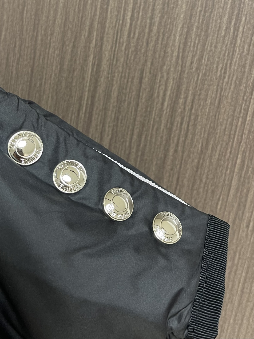 ThomBrowne TB 衬衣领中长款羽绒服外套 袖臂四条杠设计 玩转巧妙配色 时尚活力设计演绎校园运