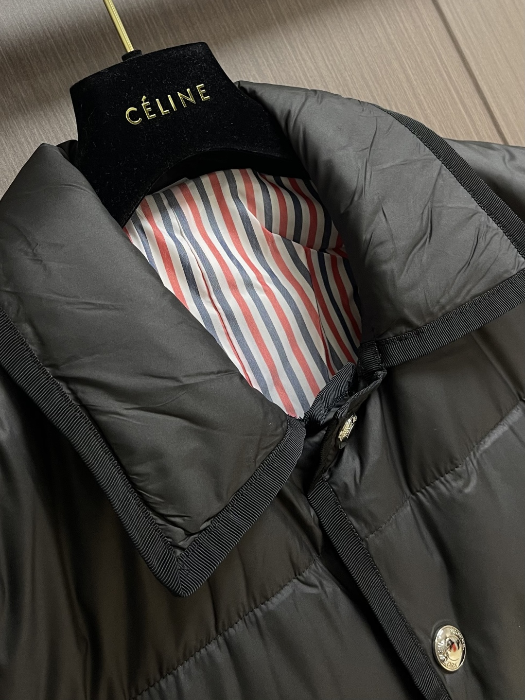 ThomBrowne TB 衬衣领中长款羽绒服外套 袖臂四条杠设计 玩转巧妙配色 时尚活力设计演绎校园运