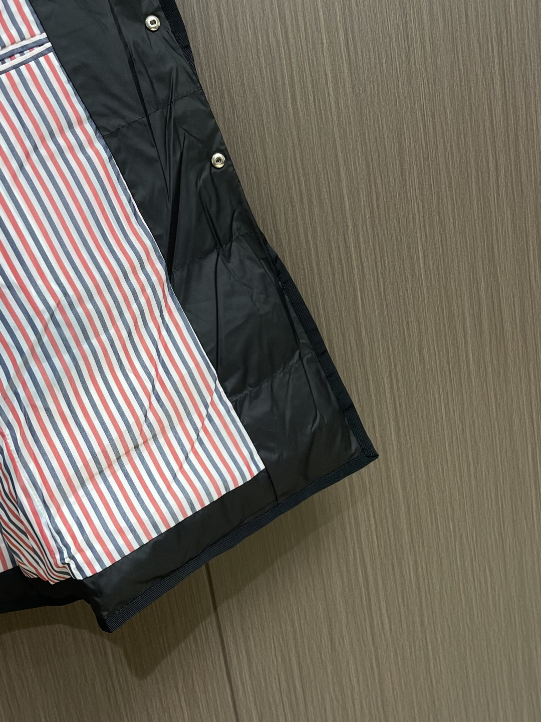 ThomBrowne TB 衬衣领中长款羽绒服外套 袖臂四条杠设计 玩转巧妙配色 时尚活力设计演绎校园运