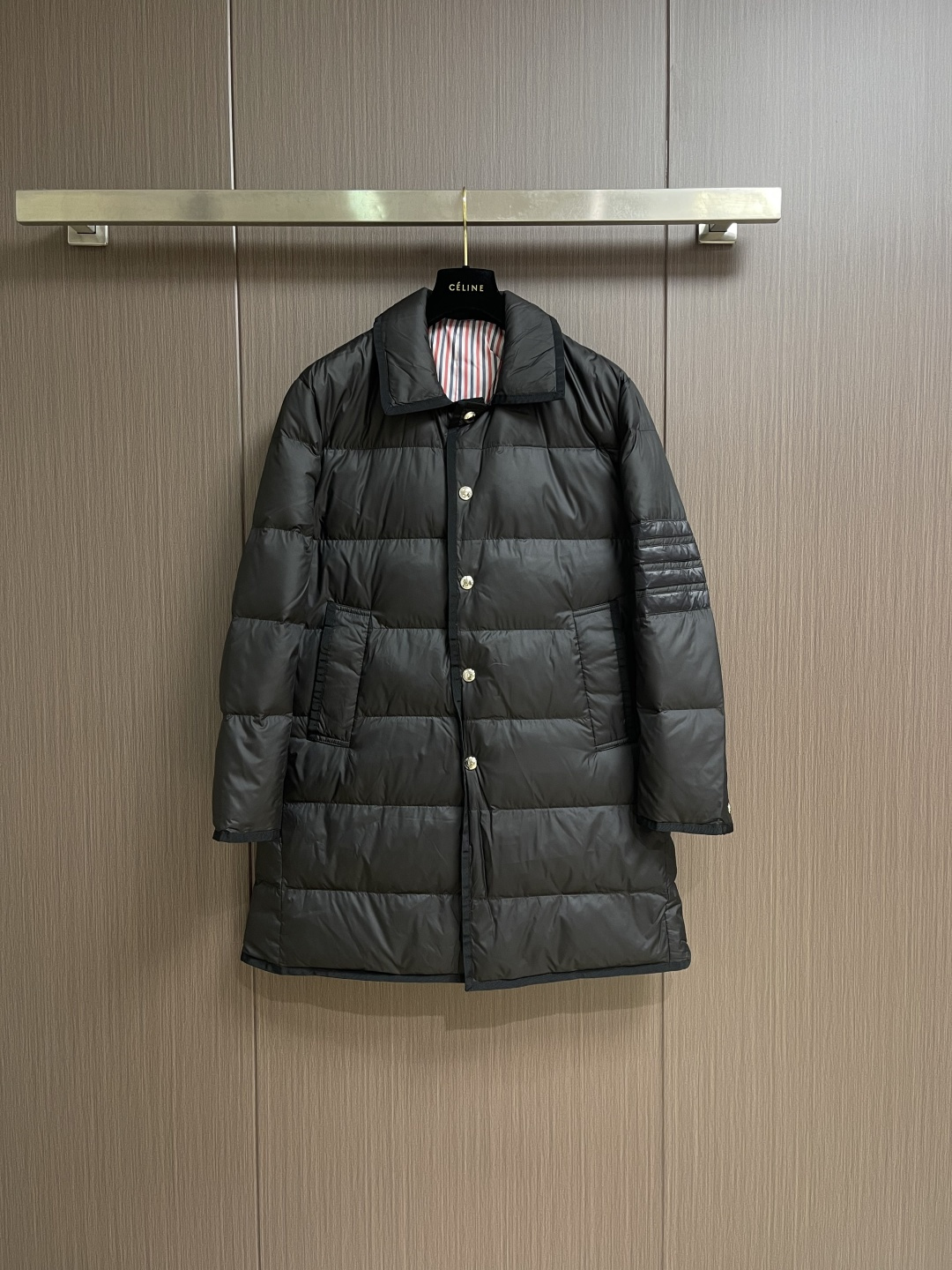 ThomBrowne TB 衬衣领中长款羽绒服外套 袖臂四条杠设计 玩转巧妙配色 时尚活力设计演绎校园运