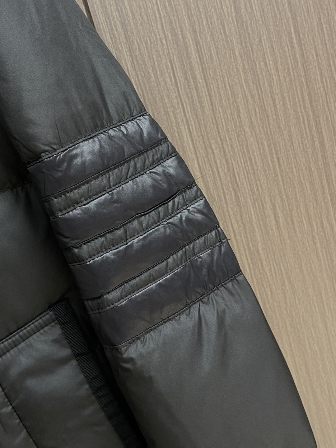 ThomBrowne TB 衬衣领中长款羽绒服外套 袖臂四条杠设计 玩转巧妙配色 时尚活力设计演绎校园运