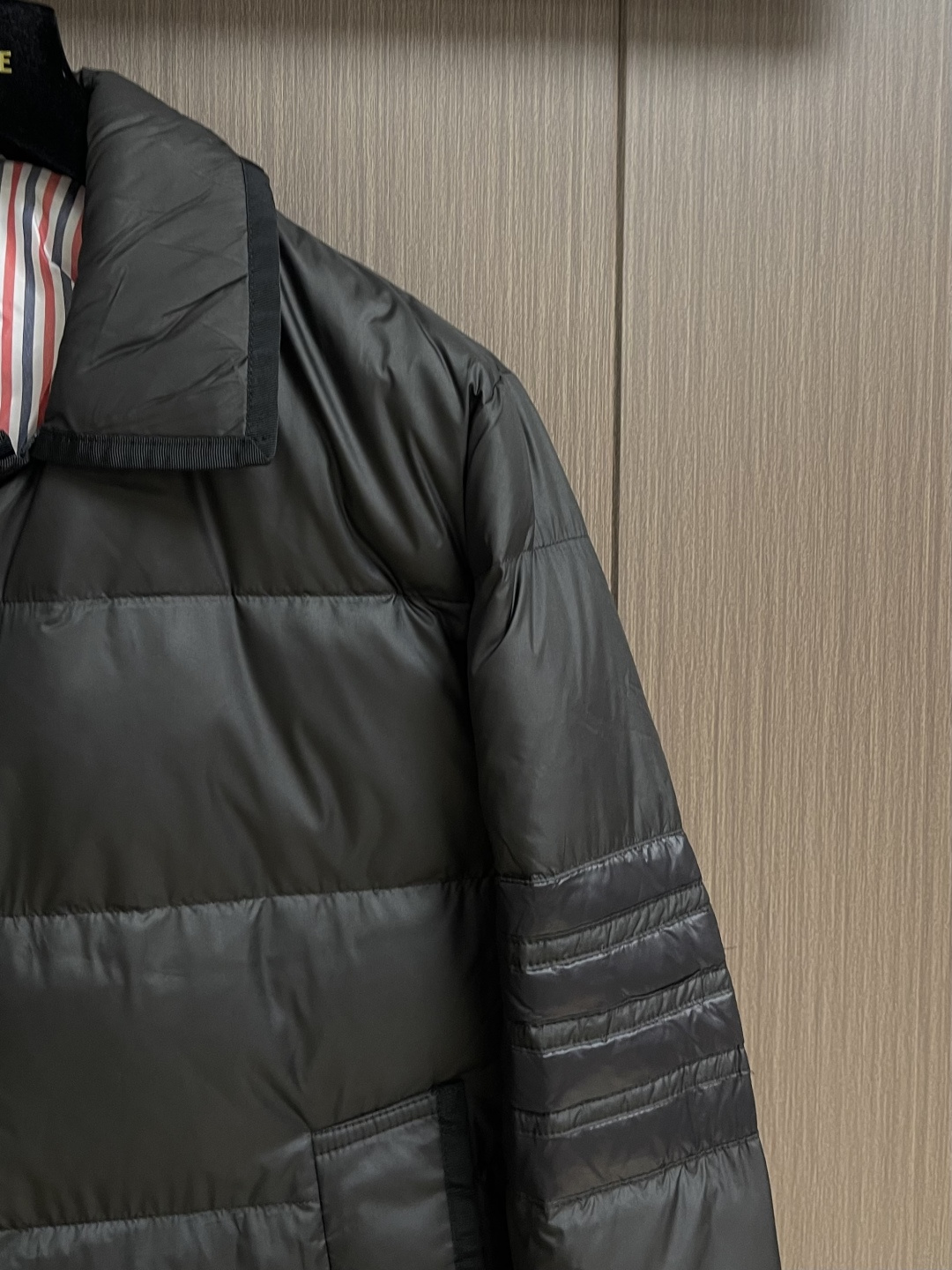 ThomBrowne TB 衬衣领中长款羽绒服外套 袖臂四条杠设计 玩转巧妙配色 时尚活力设计演绎校园运