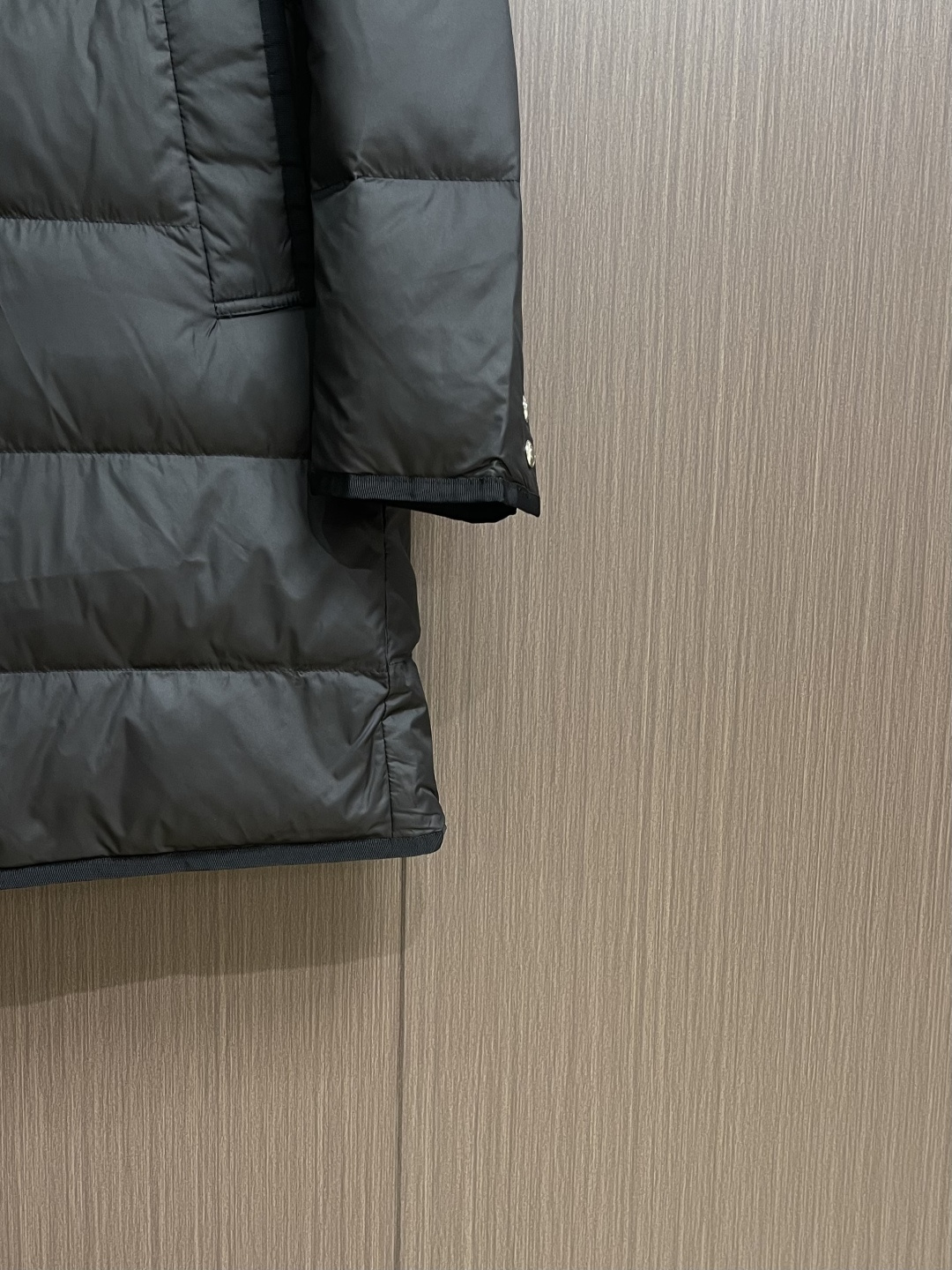 ThomBrowne TB 衬衣领中长款羽绒服外套 袖臂四条杠设计 玩转巧妙配色 时尚活力设计演绎校园运