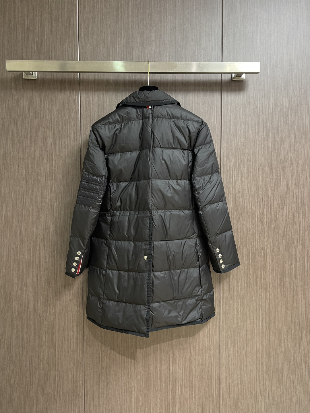 ThomBrowne TB 衬衣领中长款羽绒服外套 袖臂四条杠设计 玩转巧妙配色 时尚活力设计演绎校园运