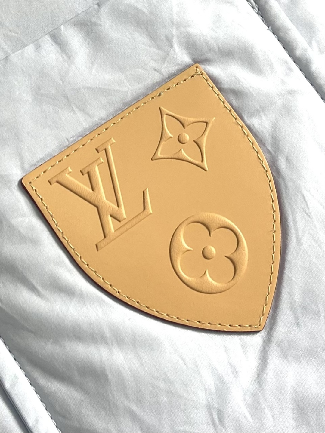 LV 2025ss新款双面衬垫长袖夹克式衬衫外套，本款轻盈衬垫棉质夹克式衬衫温暖舒适，是打造滑雪后休闲造