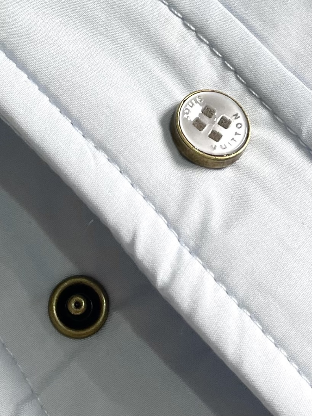 LV 2025ss新款双面衬垫长袖夹克式衬衫外套，本款轻盈衬垫棉质夹克式衬衫温暖舒适，是打造滑雪后休闲造