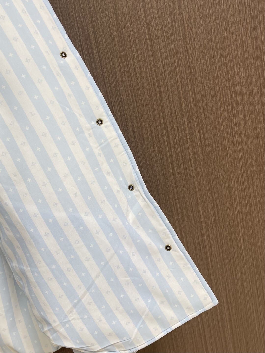 LV 2025ss新款双面衬垫长袖夹克式衬衫外套，本款轻盈衬垫棉质夹克式衬衫温暖舒适，是打造滑雪后休闲造