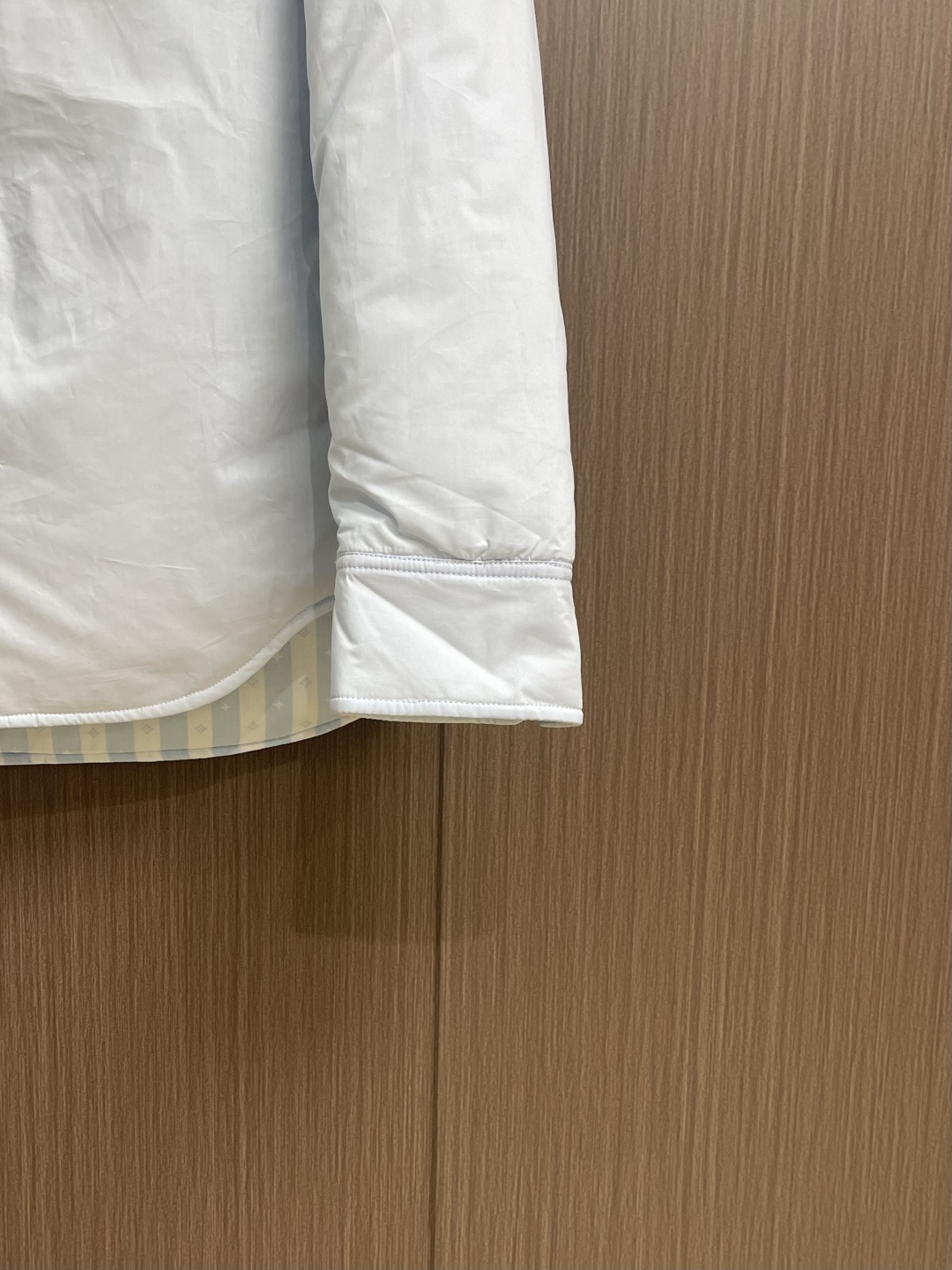 LV 2025ss新款双面衬垫长袖夹克式衬衫外套，本款轻盈衬垫棉质夹克式衬衫温暖舒适，是打造滑雪后休闲造