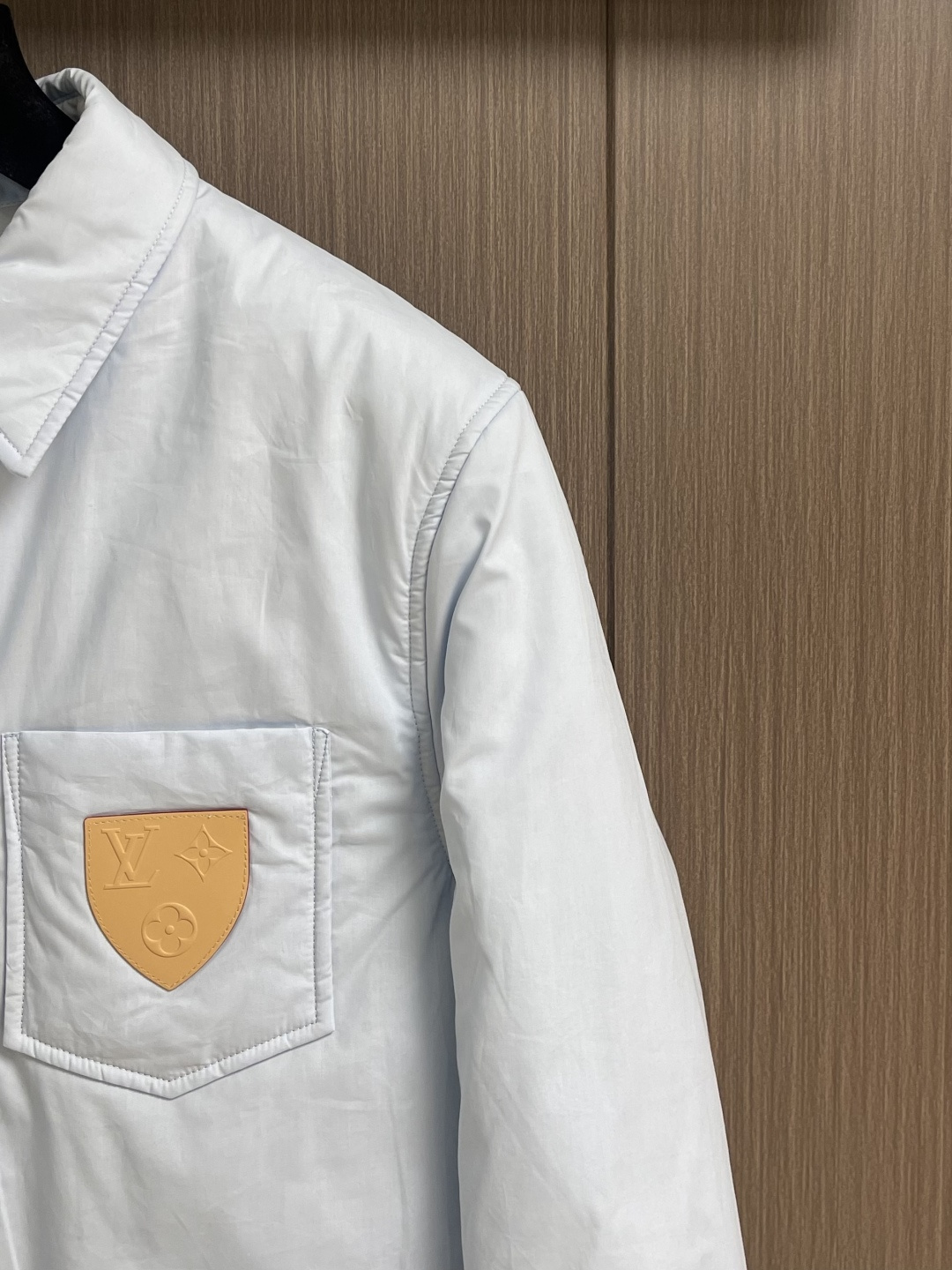 LV 2025ss新款双面衬垫长袖夹克式衬衫外套，本款轻盈衬垫棉质夹克式衬衫温暖舒适，是打造滑雪后休闲造