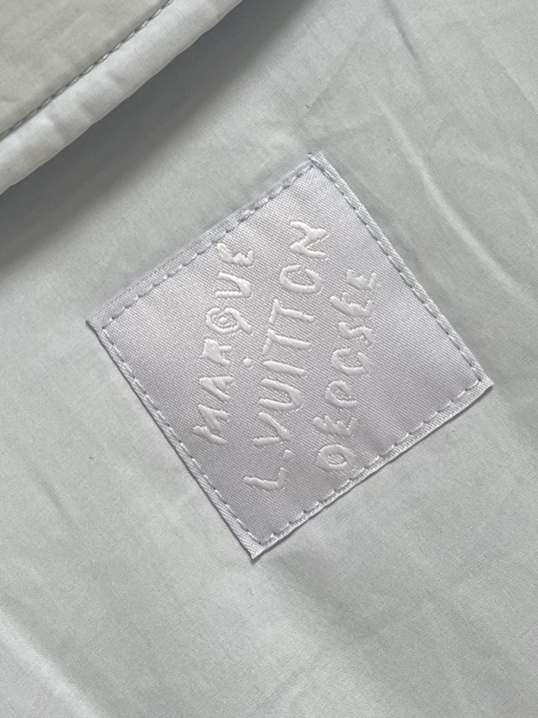 LV 2025ss新款双面衬垫长袖夹克式衬衫外套，本款轻盈衬垫棉质夹克式衬衫温暖舒适，是打造滑雪后休闲造