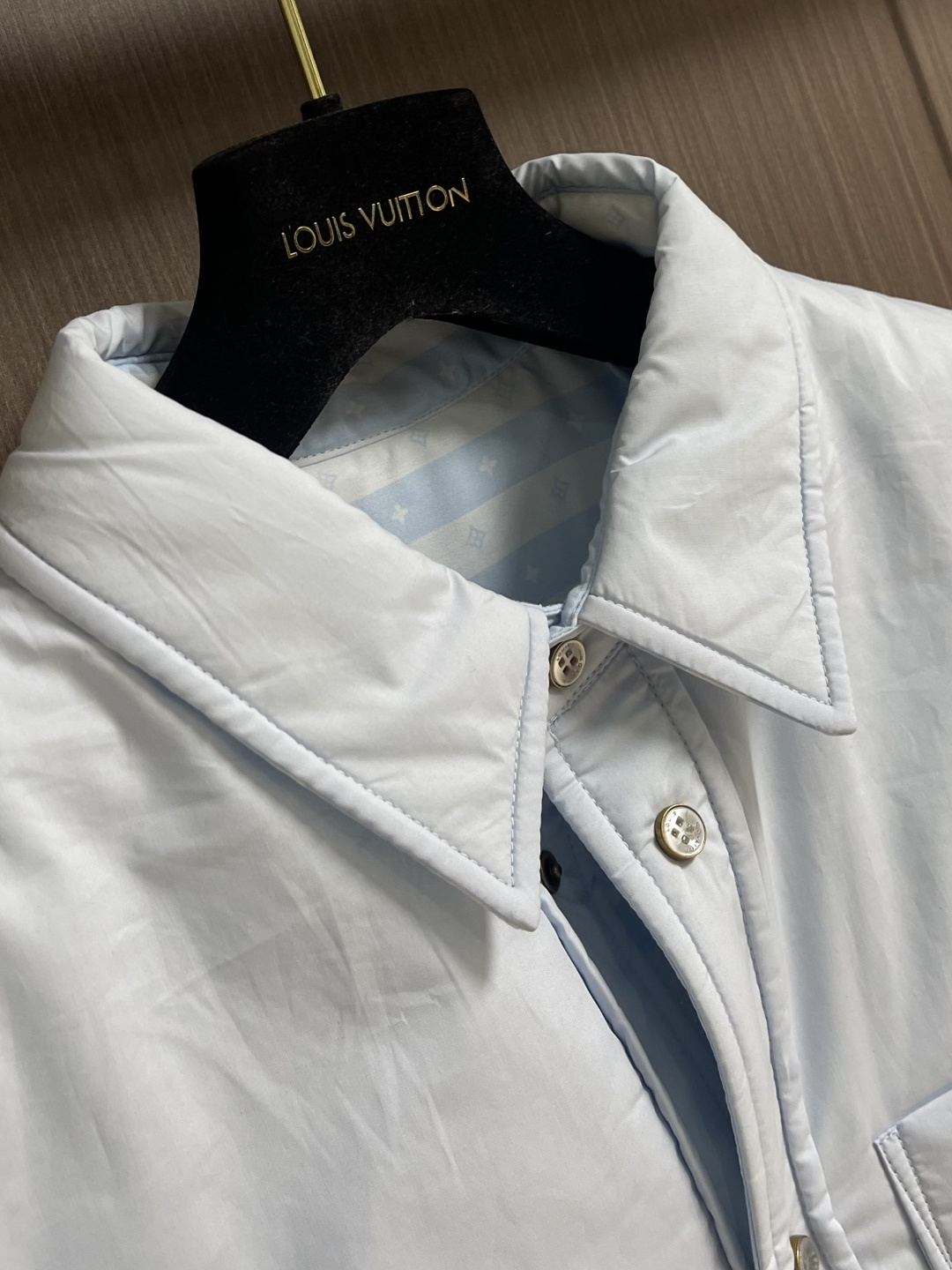 LV 2025ss新款双面衬垫长袖夹克式衬衫外套，本款轻盈衬垫棉质夹克式衬衫温暖舒适，是打造滑雪后休闲造