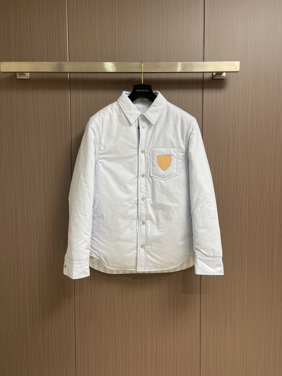 NO:611576,LV 2025ss new double-sided padded long-sleeved jacket shirt. This lightweight padded cotton jacket shirt is warm and comfortable, and is a good choice for a casual après-ski look. It has a double-sided design, with one side decorated with LV Stripe jacquard of the same color, combining LV letters and Monogram  The flowers are cleverly integrated; the other side is simple and plain, with patches to highlight the style. Each side is equipped with a charm. The pearlescent snap buttons create the visual effect of regular buttons, and the details are full of ingenuity. Sizes S-XL,, louis vuitton, jackets & coats, jackets & coats, shirts, alexander wang19860909LV 2025ss新款双面衬垫长袖夹克式衬衫外套,本款轻盈衬垫棉质夹克式衬衫温暖舒适,是打造滑雪后休闲造型的上佳之选.它采用双面设计,一面饰有同色系LV Stripe提花,将LV 字母与Monogram 花卉巧妙融合；另一面为简约素色,以贴饰彰显格调.每一面都配有吊祥.珠光按扣营造出常规纽扣的视觉效果,细节之处尽显巧思.尺码S-XL,,louis vuitton,jackets & coats,jackets & coats,shirts,alexander wang,Men's clothing