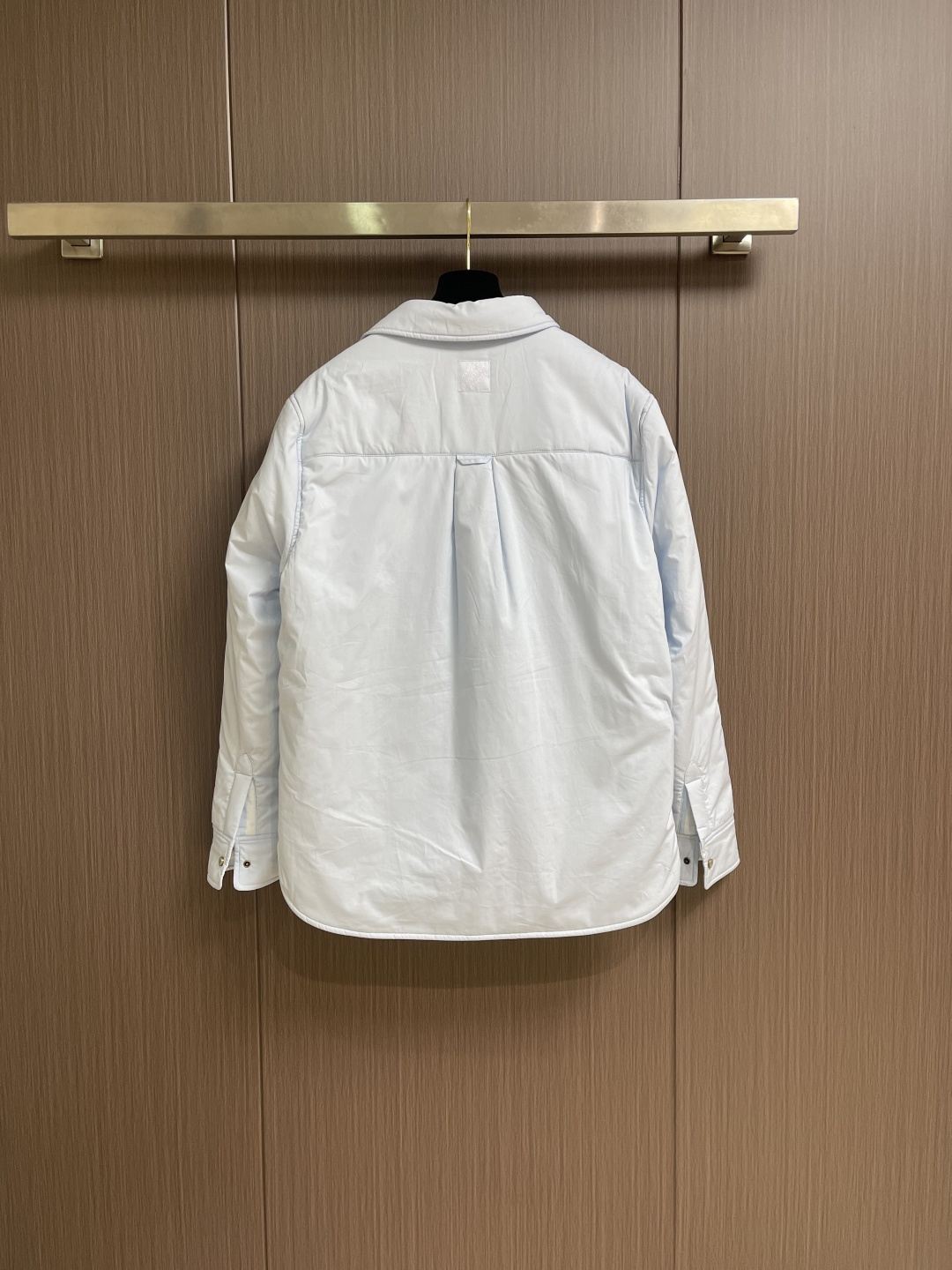 LV 2025ss新款双面衬垫长袖夹克式衬衫外套，本款轻盈衬垫棉质夹克式衬衫温暖舒适，是打造滑雪后休闲造