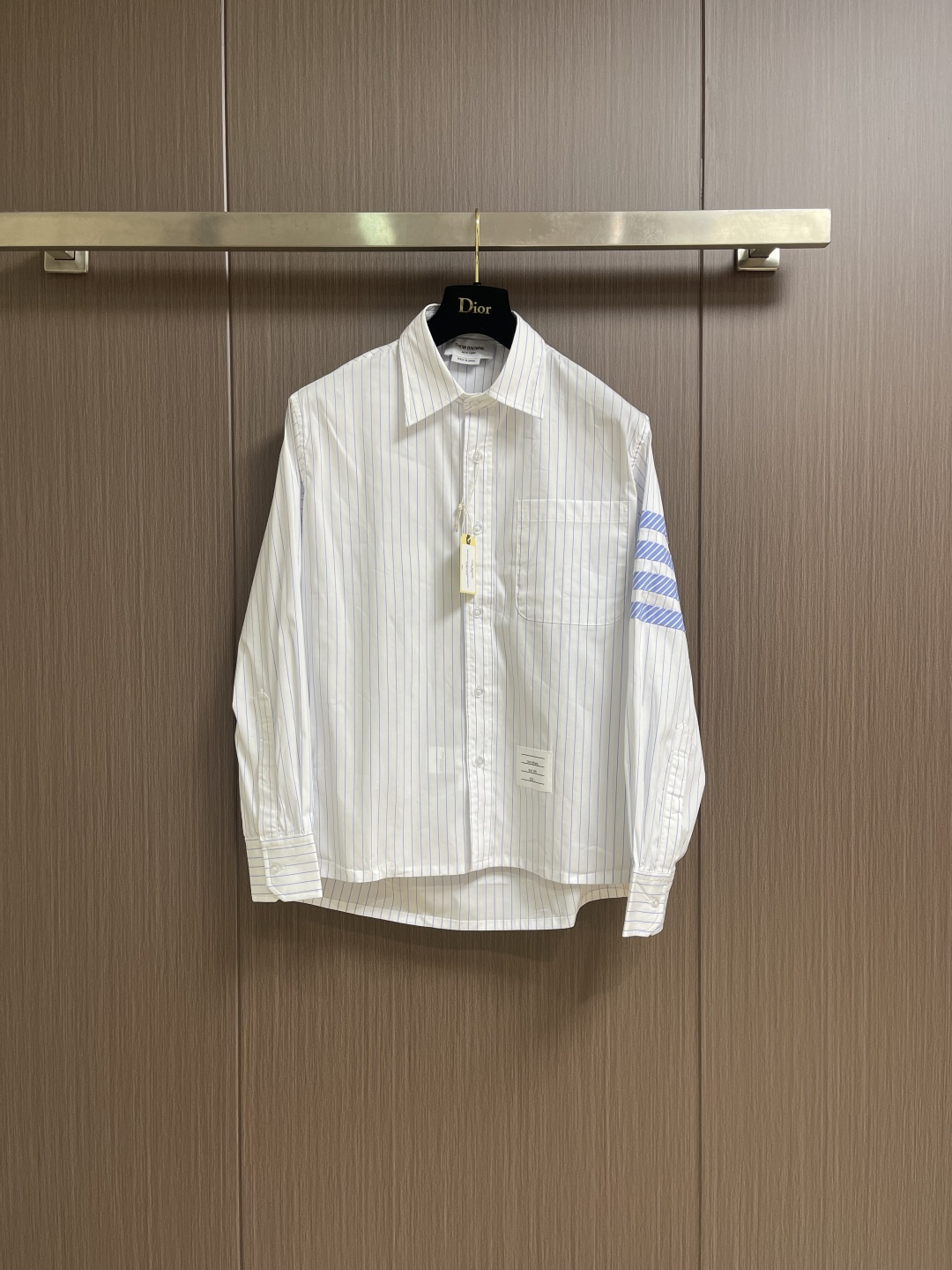 NO:611572,THOM BROWNE TB classic sleeve arm four-stripe long-sleeved shirt. Made in Italy with small label of origin. High-precision customized Oxford spinning. Imported webbing. Sewn with imported equipment. Fine stitch length and high-definition restoration of details. Factory high-end quality with three standards. Sizes 1-2-3-4, shirts, alexander wang19860909THOM BROWNE TB经典袖臂四条杠长袖衬衫 意大利制造产地小标 高精定制牛津纺 进口织带 采用进口设备缝制 针距细密高清还原细节 工厂高端品质三标齐 尺码1-2-3-4,,shirts,alexander wang,Men's clothing