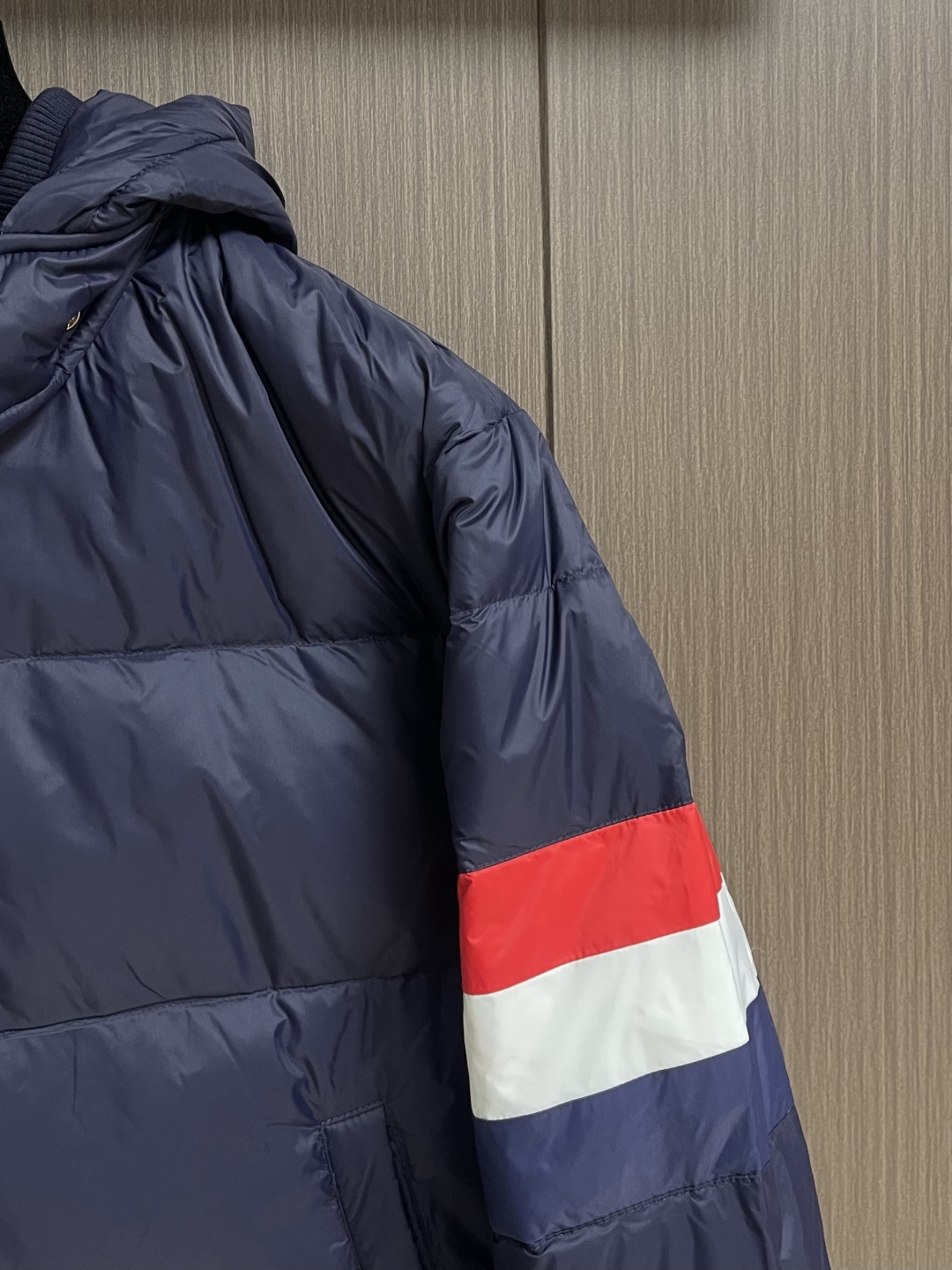 TB ThomBrowne汤姆布朗 手臂袖标连帽夹克羽绒服，匠心弥漫的绗缝羽绒夹克．现代风格和前卫元素再