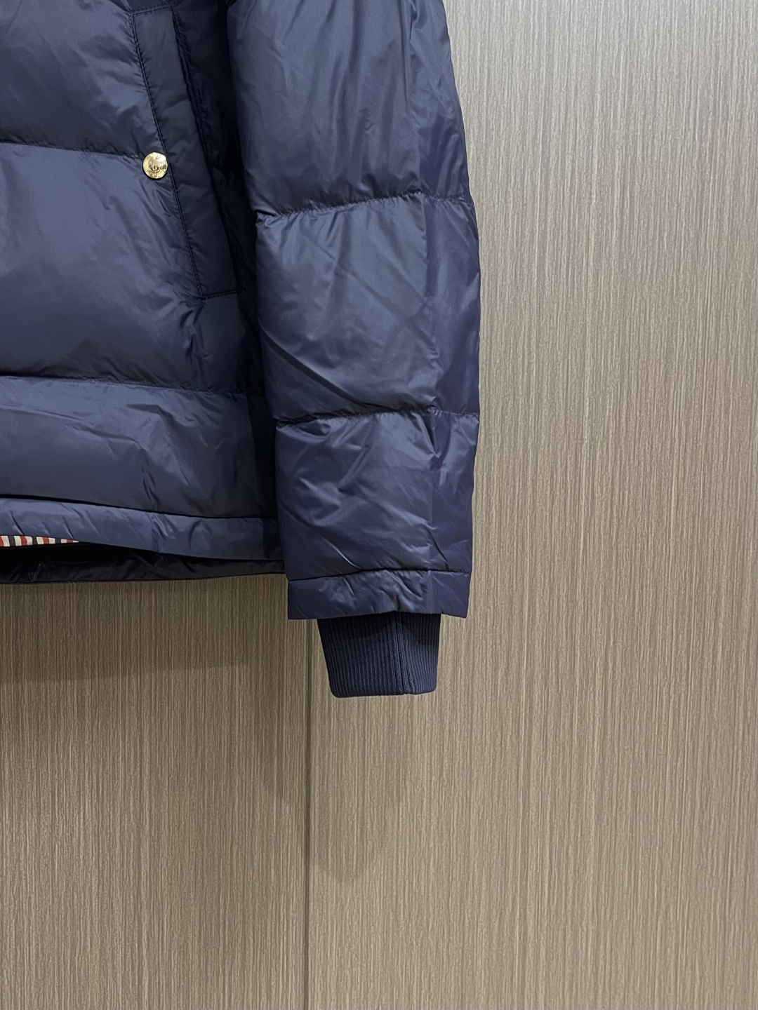 TB ThomBrowne汤姆布朗 手臂袖标连帽夹克羽绒服，匠心弥漫的绗缝羽绒夹克．现代风格和前卫元素再