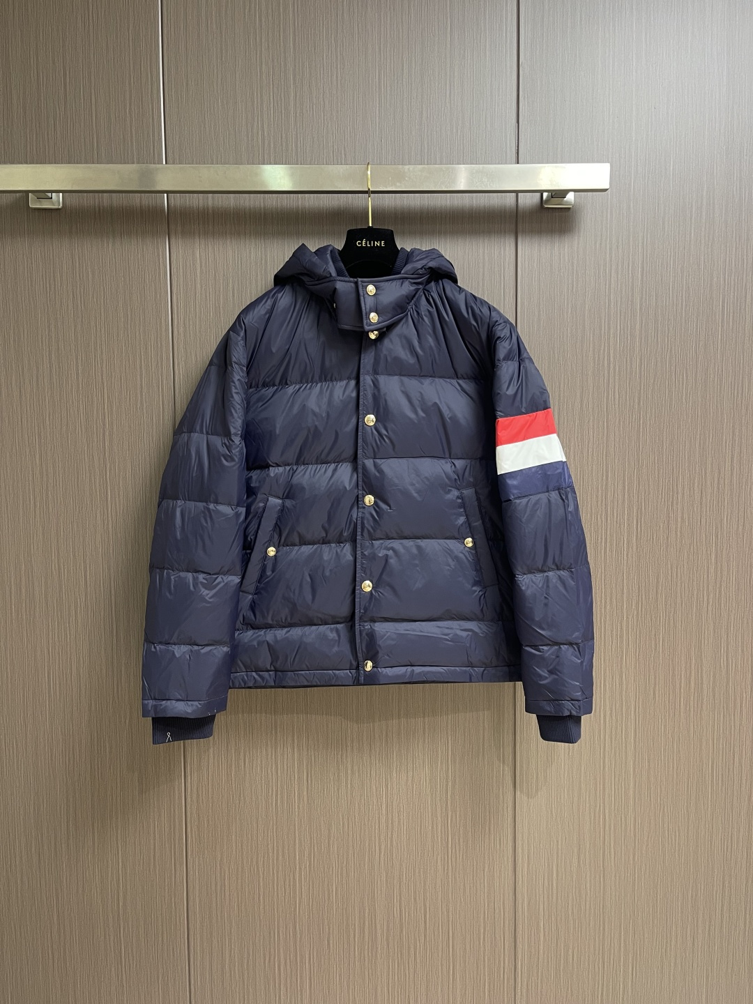 TB ThomBrowne汤姆布朗 手臂袖标连帽夹克羽绒服，匠心弥漫的绗缝羽绒夹克．现代风格和前卫元素再