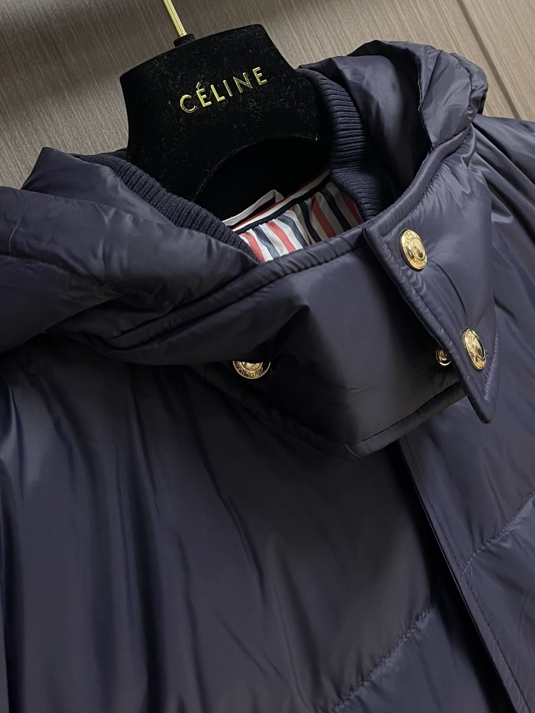 TB ThomBrowne汤姆布朗 手臂袖标连帽夹克羽绒服，匠心弥漫的绗缝羽绒夹克．现代风格和前卫元素再