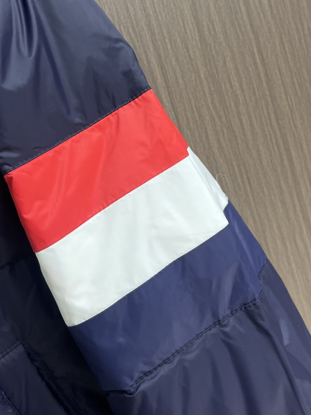 TB ThomBrowne汤姆布朗 手臂袖标连帽夹克羽绒服，匠心弥漫的绗缝羽绒夹克．现代风格和前卫元素再