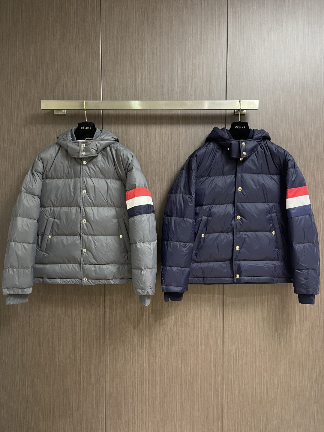 TB ThomBrowne汤姆布朗 手臂袖标连帽夹克羽绒服，匠心弥漫的绗缝羽绒夹克．现代风格和前卫元素再