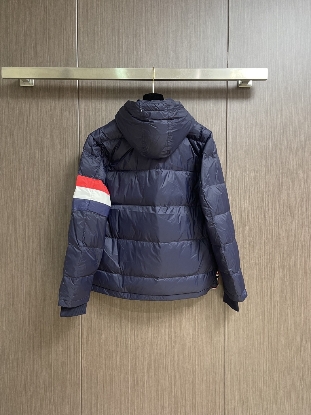 TB ThomBrowne汤姆布朗 手臂袖标连帽夹克羽绒服，匠心弥漫的绗缝羽绒夹克．现代风格和前卫元素再