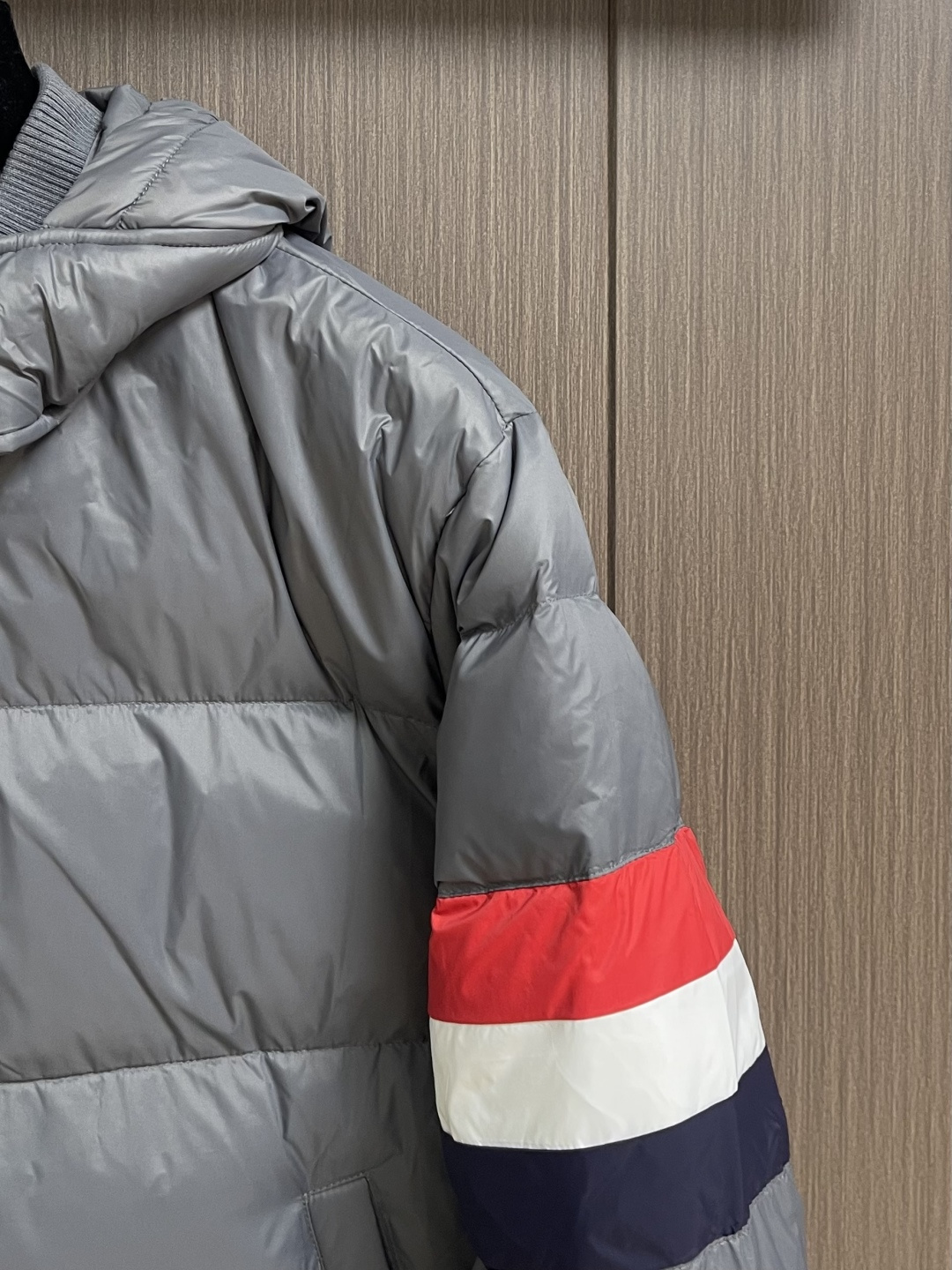 TB ThomBrowne汤姆布朗 手臂袖标连帽夹克羽绒服，匠心弥漫的绗缝羽绒夹克．现代风格和前卫元素再