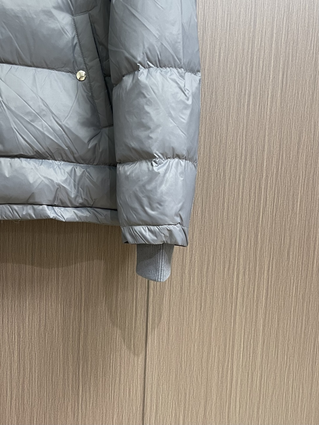 TB ThomBrowne汤姆布朗 手臂袖标连帽夹克羽绒服，匠心弥漫的绗缝羽绒夹克．现代风格和前卫元素再