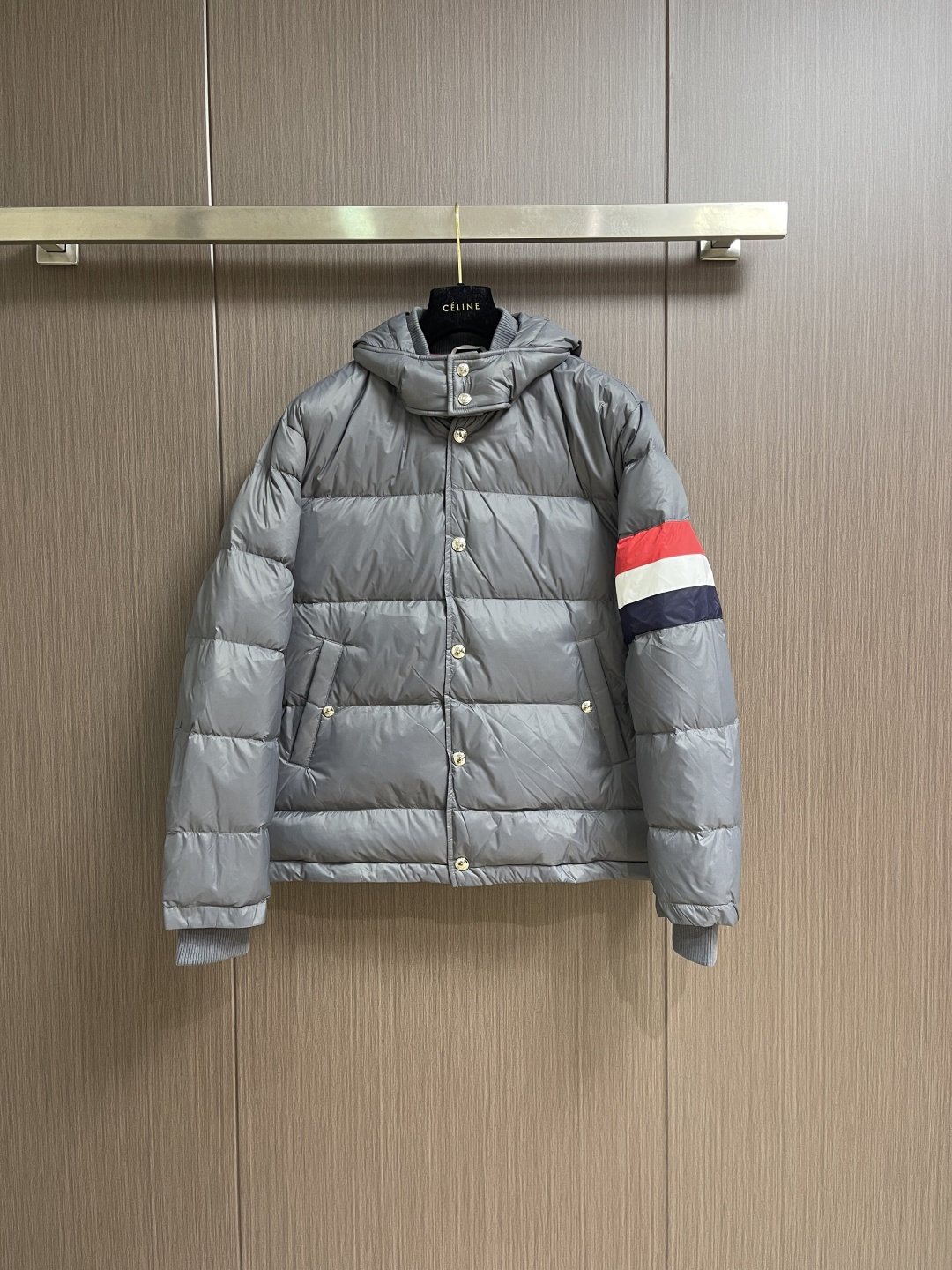 TB ThomBrowne汤姆布朗 手臂袖标连帽夹克羽绒服，匠心弥漫的绗缝羽绒夹克．现代风格和前卫元素再