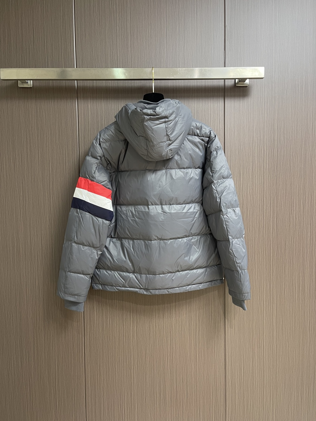 TB ThomBrowne汤姆布朗 手臂袖标连帽夹克羽绒服，匠心弥漫的绗缝羽绒夹克．现代风格和前卫元素再