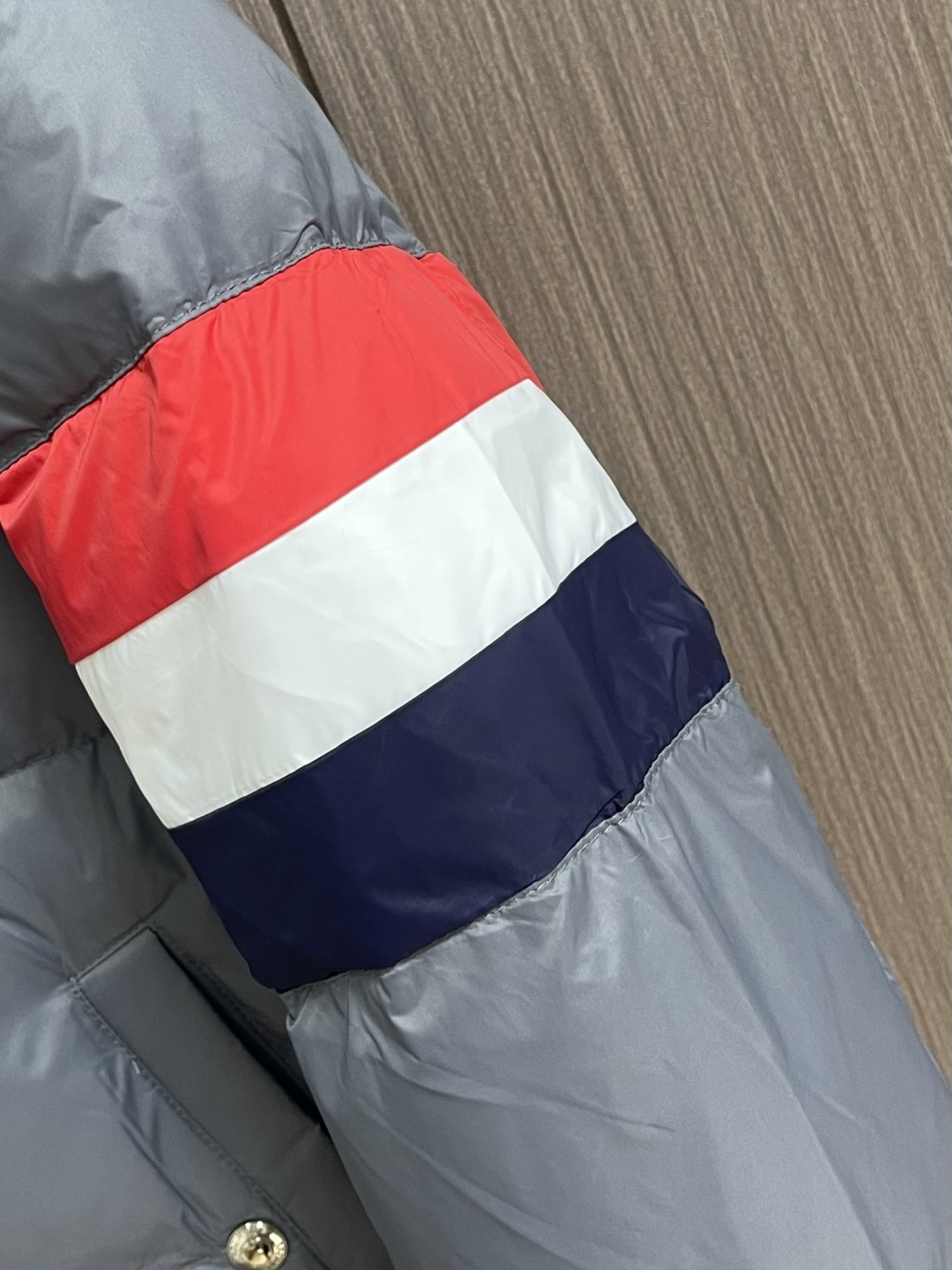 TB ThomBrowne汤姆布朗 手臂袖标连帽夹克羽绒服，匠心弥漫的绗缝羽绒夹克．现代风格和前卫元素再