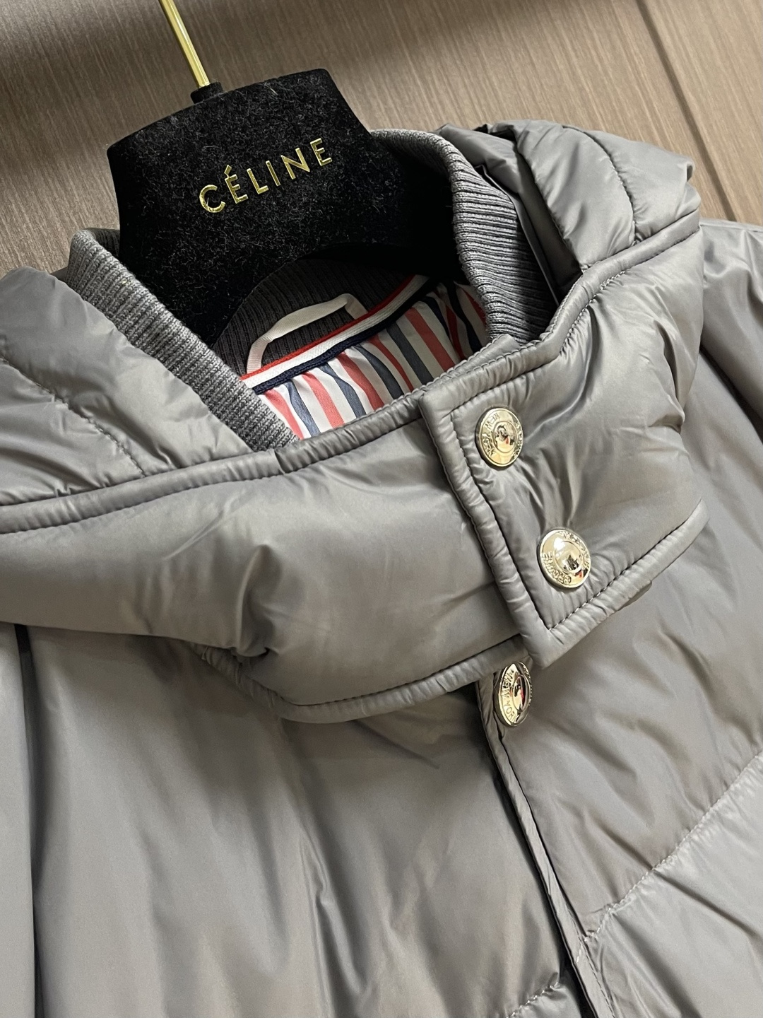 TB ThomBrowne汤姆布朗 手臂袖标连帽夹克羽绒服，匠心弥漫的绗缝羽绒夹克．现代风格和前卫元素再