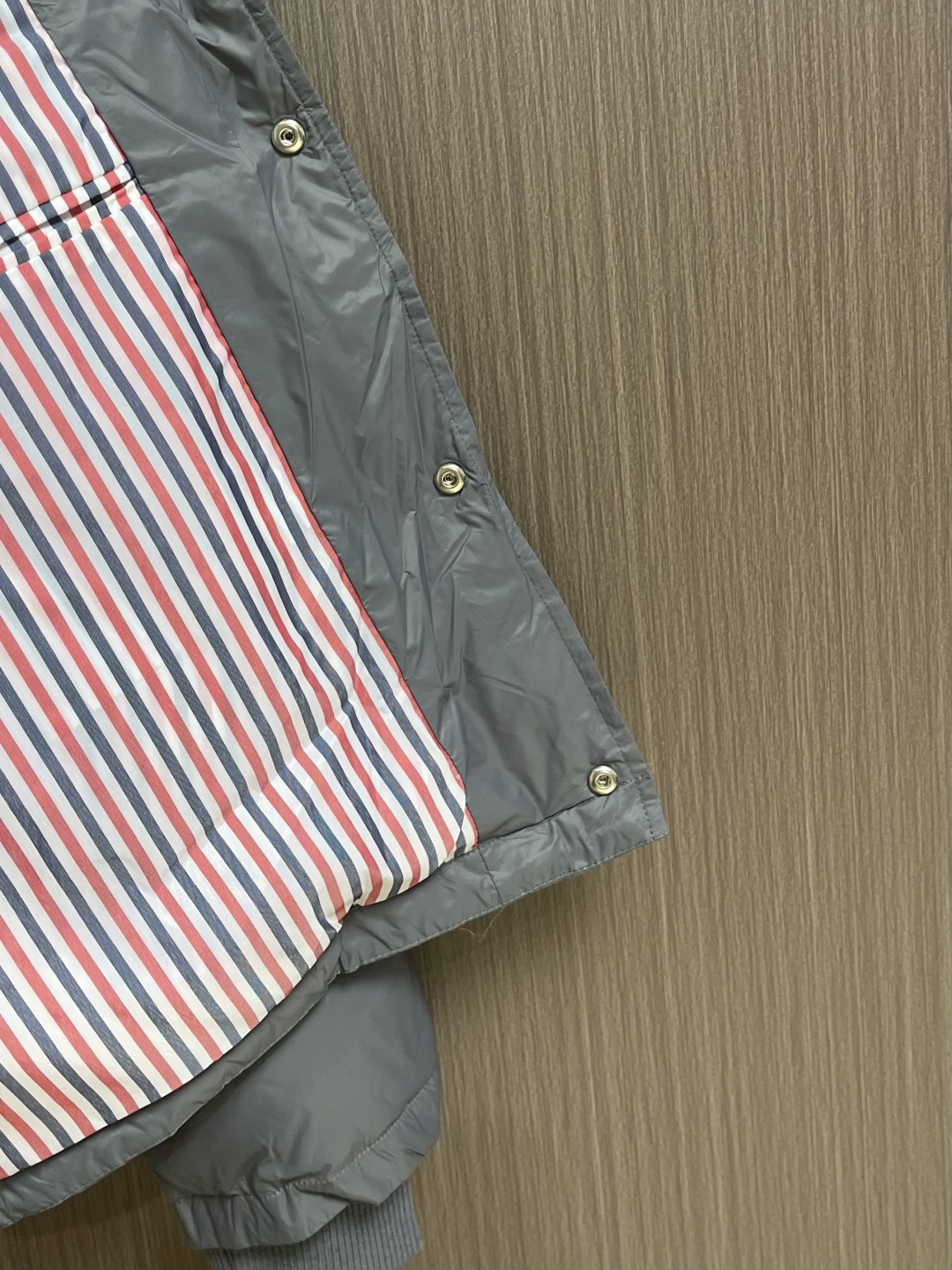 TB ThomBrowne汤姆布朗 手臂袖标连帽夹克羽绒服，匠心弥漫的绗缝羽绒夹克．现代风格和前卫元素再