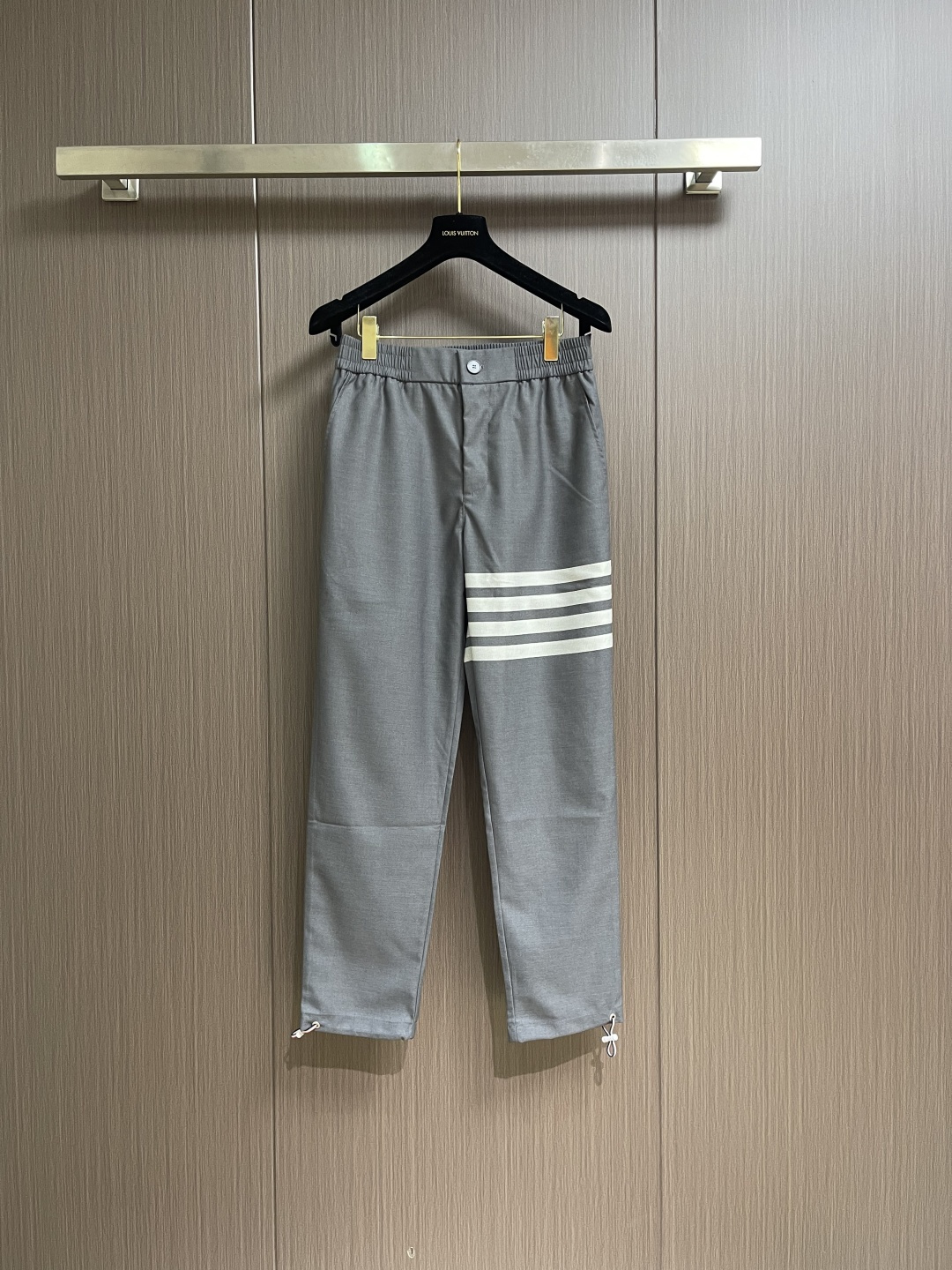 NO:611607,ThomBrowne TB yarn-dyed four-bar casual trousers. Classic yarn-dyed four-bar. Pure cotton worsted. The thickness and density are not very good. The inner yarn-dyed fabric is bone-wrapped. Foot retractable buckle. Size 1-2-3-4,,thom browne,alexander wang19860909ThomBrowne汤姆布朗 TB色织四杠休闲长裤 经典色织四杠 纯棉精纺 厚度和密度简直不要太好 内里色织布骨位包边 脚口伸缩扣.尺码1-2-3-4,,thom browne,alexander wang,Men's clothing