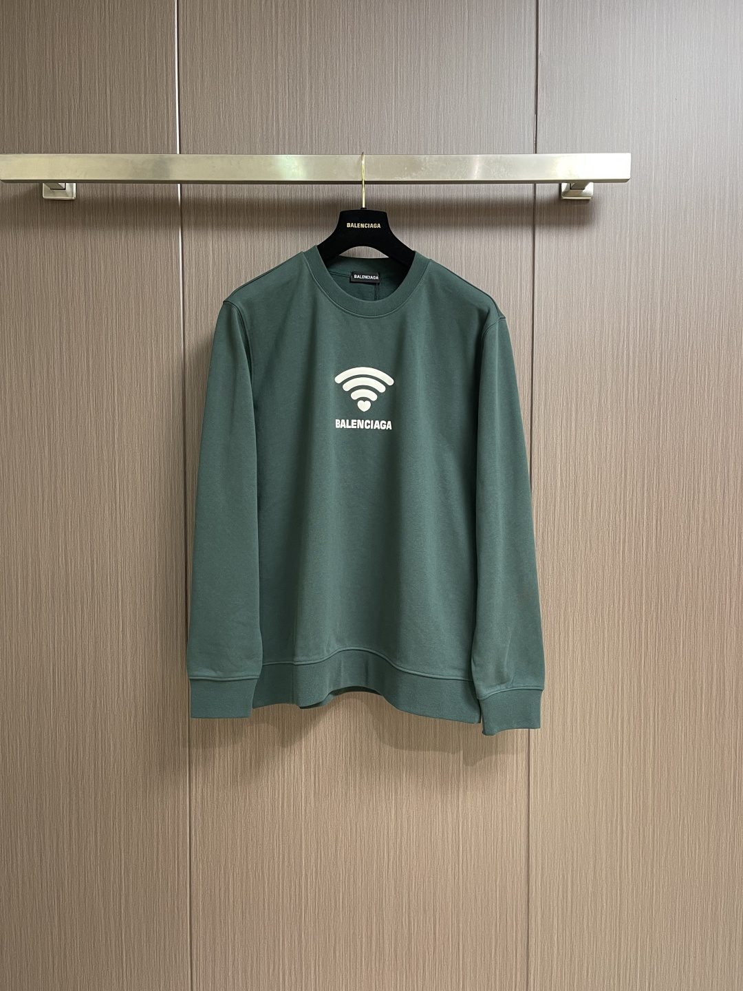 NO:627614,Balenciaga Balenciaga 2025ss Valentine's Day limited pattern printed round neck sweatshirt, 400g double-ply large terry fabric dyed in the same vat. It feels very comfortable, fashionable and personalized. It is a super versatile and good-looking sweatshirt, very suitable for both men and women. A must-have. Size M-XXL M code, length 69, shoulder width 48, bust 112, sleeve length 64, size L, length 71, shoulder width 49, bust 116, sleeve length 65.5  Dress length 73, shoulder width 51, bust 120, sleeve length 67 XXL size, dress length 75, shoulder width 52, bust 124, sleeve length 68.5,,balenciaga,balenciaga,hoodie,sweatshirts,alexander wang19860909Balenciaga巴黎世家2025ss情人节限定图案印花圆领卫衣,400克双股大毛圈面料同缸染面料 手感非常舒服,时尚又个性 超级百搭好看的一款卫衣,男女都非常合适 人手必备款.尺码M-XXL M码 衣长69肩宽48胸围112袖长64 L码衣长71 肩宽49胸围116袖长65.5 XL码 衣长73 肩宽51胸围120袖长67 XXL码 衣长75 肩宽52胸围124袖长68.5,,balenciaga,balenciaga,hoodie,sweatshirts,alexander wang,Men's clothing