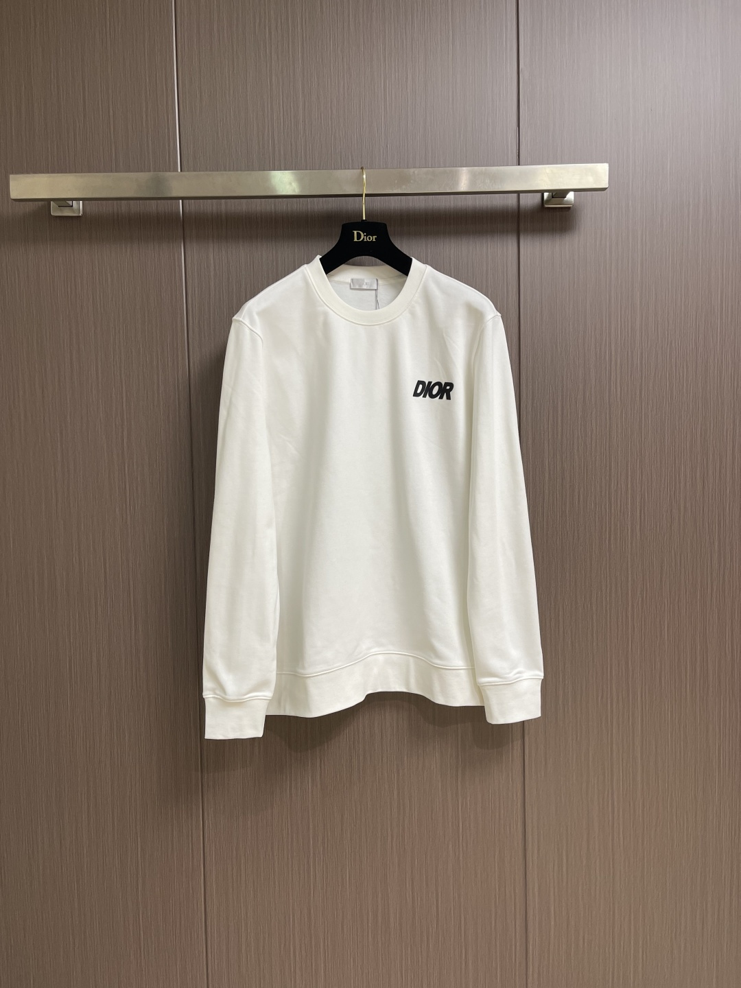 NO:627620,Dior 2025SS offset logo-printed round-neck pullover sweatshirt, made of custom-made plain cotton material. The fabric is thick and moderate, feels smooth, delicate and elastic, making it more comfortable to wear, and can easily create a spring and summer look that can be worn alone with an inner layer!  Low-key luxury logo pattern decoration, letter offset printing technology to create exquisite details, showing the most beautiful modern fashion sense!  Regular cut design, the upper body is casual and versatile!  Sizes M-XXL M Size Length 69 Shoulder Width 48 Bust 112 Sleeve Length 64 L Size Length 71 Shoulder Width 49 Bust 116 Sleeve Length 65.519860909Dior 2025SS胶印logo标识印花圆领套头卫衣,客供定制平纹棉布材质制成,面料厚实适中,手感爽滑细腻且富有弹性,令着穿更加贴合舒适,轻松演绎单穿内搭的春夏造型！低调奢华标识图案装饰,字母胶印工艺打造细节做工精湛到位,展现出最唯美现代时尚感！常规的版型裁剪设计,上身休闲百搭不挑人！尺码M-XXL M码 衣长69肩宽48胸围112袖长64 L码衣长71 肩宽49胸围116袖长65.5 XL码 衣长73 肩宽51胸围120袖长67 XXL码 衣长75 肩宽52胸围124袖长68.5,,dior,hoodie,sweatshirts,alexander wang,Men's clothing