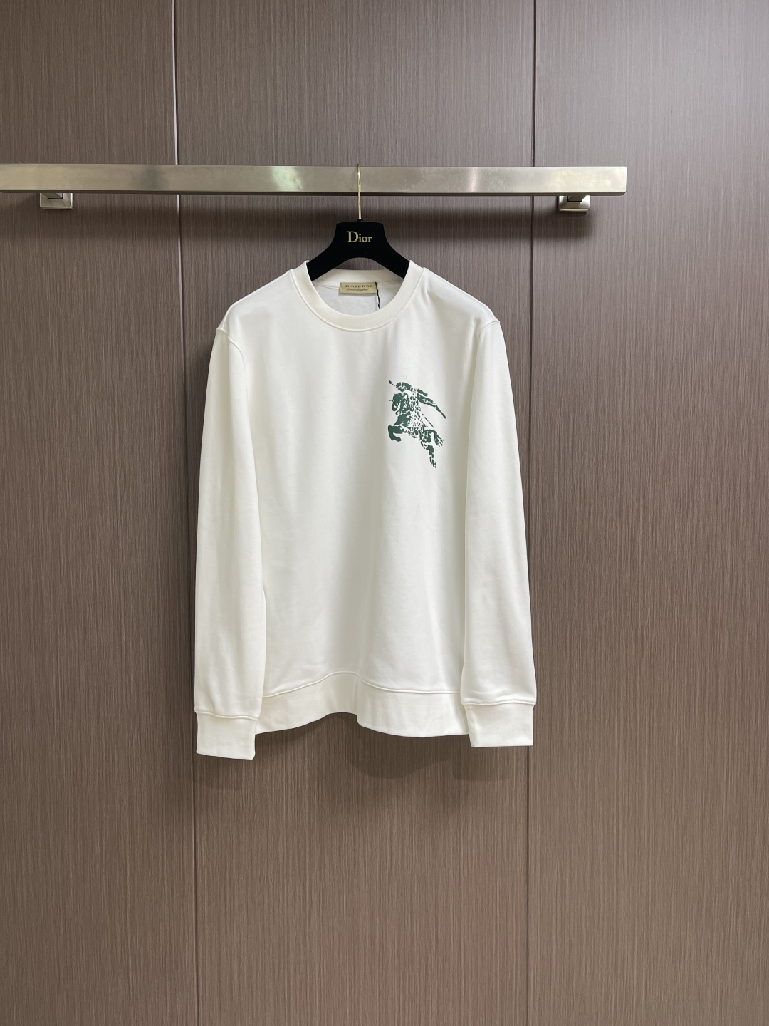 NO:627626,Burberry 2025Fw  Colorful knight war horse printed round neck sweatshirt, selected from high-quality cotton, soft and skin-friendly. Clean lines, not bloated. Fine workmanship, not easy to deform after long-term wear. The war horse on the chest is matched with colors, with distinct three-dimensional relief and fine expression of the printed pattern. The fingertips touch the puff glue to bid farewell to the plane, and are three-dimensionally outlined by innovative puff glue technology. It feels slightly elastic, perfectly presented through high-precision printing, with saturated colors and clean lines. Sizes M-XXL M  Length 69 Shoulder width 48 Bust 112 Sleeve length 64 L length 71 Shoulder width 49 Bust 116 Sleeve length 65.519860909Burberry 2025Fw 彩色骑士战马印花圆领卫衣,精选优质棉,触感软糯亲肤.线条利落,不臃肿.做工精细,久穿不易变形.胸前战马以色彩搭配,层次分明的立体浮雕感与印花图案的精细表现,指尖轻触泡芙胶告别平面,由创新泡芙胶技术立体勾勒.触感微弹,通过高精度印花完美呈现,色彩饱和,线条利落.尺码M-XXL M码 衣长69肩宽48胸围112袖长64 L码衣长71 肩宽49胸围116袖长65.5 XL码 衣长73 肩宽51胸围120袖长67 XXL码 衣长75 肩宽52胸围124袖长68.5,,burberry,hoodie,sweatshirts,alexander wang,Men's clothing