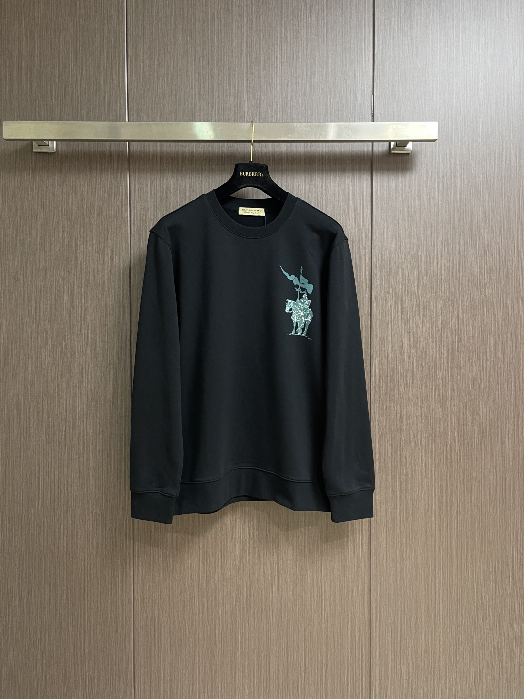 NO:627632,Burberry war horse print logo crew neck sweatshirt, knitted crew neck cotton crew neck sweatshirt, terry cotton fabric, big war horse logo print on the chest, ribbed knit collar, classic tailoring, same style for men and women. Sizes M-XXL M size Length 69 shoulder width 48 chest size 112 sleeve length 64 L size length 71 shoulder width 49 chest size 116 sleeve length 65.5 XL size clothing length 73  Shoulder width 51, bust 120, sleeve length 67, XXL size, clothing length 75, shoulder width 52, bust 124, sleeve length 68.5, burberry, hoodie, sweatshirts, alexander wang19860909Burberry 战马印花logo圆领卫衣,针织圆领棉布圆领卫衣,毛圈棉质面料,前胸品牌战马大logo印花,罗纹针织衣领,经典剪裁版型,男女同款.尺码M-XXL M码 衣长69肩宽48胸围112袖长64 L码衣长71 肩宽49胸围116袖长65.5 XL码 衣长73 肩宽51胸围120袖长67 XXL码 衣长75 肩宽52胸围124袖长68.5,,burberry,hoodie,sweatshirts,alexander wang,Men's clothing