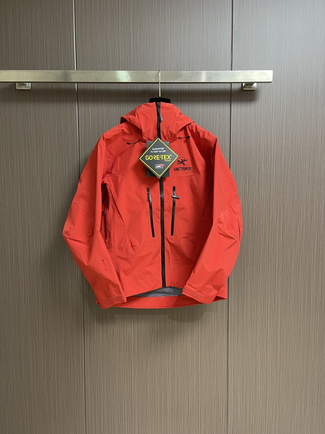 NO:622649,ARC'TERYX Arc'teryx Aha series SV seventh-generation jacket, a must-have jacket for business and leisure outdoor use. The outer layer is made of GORE-TXE fabric, which is deeply waterproof!  Super windproof and waterproof ~ 5000% waterproof + 10000% breathable, more stable outdoor thermal insulation performance!  The whole body is seamlessly glued and the process sequence is very rigorous!  Each piece is positioned one by one by hand, pressed on the machine, flattened by ironing, re-pressed by the machine again, and finally subjected to high-temperature ironing to shape the appearance. Whether it is comfortable to wear or the pattern effect, it is a top-notch style with simple design and a lot of effort has been put into the craft fabrics~ The cuffs are designed with Velcro closures and original YKK zippers, and all pockets are closed with zippers to store items safely. Sizes S-XXL S, bust 112, middle length 71, sleeve length 58.5  M size Bust 116 Back mid-length 73 Sleeve length 60 Large Size Bust 120 Back mid-length 75 Sleeve length 6219860909ARC'TERYX 始祖鸟Aha系列SV第七代冲锋衣夹克外套,商务休闲户外必备冲锋衣外套,外层采用GORE-TXE面料,深层防水！超强防风防水 ～防水5000＋透气10000,户外野外保暖性能更稳定！全身无缝压胶工艺,工艺次序的非常严谨！手工每件逐一定位,上机压合,大烫平整,再次上机复压,最后再进行高温大烫修型外观,无论是穿着舒适 还是版型效果 都是顶级款式设计简约,在工艺面料上下了大功夫～袖口设计采用魔术贴闭合设计原厂YKK拉链,口袋全部采用拉链闭合,携带物品安全存放,尺码S-XXL S码 胸围112 后中长71 袖长58.5 M码胸围116 后中长73 袖长60 L码 胸围120后中长75 袖长62 XL码 胸围124后中长77 袖长63.5 XXL码 胸围128 后中长79 袖长64.6,arc'teryx,jackets & coats,jackets & coats,alexander wang,Men's clothing