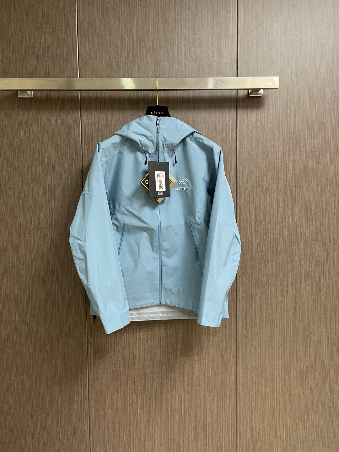 NO:622653,ARC'TERYX BETA LT GORE-TEX Jaet-Mens outdoor waterproof hard-shell fully taped jacket, Yb four-time taping process, full garment 3D bionic design with long arms, Tri-Durance waterproof and rainproof fabric, original file and original data development version - original packaging original standard, full set of accessories customized, complete garment  YKK two-way zippers under the arms, all hardware is custom molded, tag book instructions are explained, and the multi-joint washable. This BetaLT design is simple and versatile, and can provide the performance required in the alpine environment. It is made of bluesign＠certified N40LGORE-TEX fabric with tricot backing, which is light and wear-resistant, windproof, waterproof and breathable, suitable for a variety of activities. Compatible with StormHoodTM  The hood is well protected and does not obstruct vision, hand pockets feature WaterTightTM zippers for easy access, underarm zippers allow for quick ventilation, and the splicing design allows for freedom of movement. Traditional accordion crossover reverse entry alpine pockets set high, VISLON center front zipper, adjustable Velcro cuff tabs, Ziin compatible, ARC embroidered on the chest using Patalin machine  TERYX logo. Sizes S-XXL S bust 112 mid back 70 sleeve length 60 M bust 116 mid back 72 sleeve length 61 L bust 120 mid back 74 sleeve length 62 XL bust 124 mid back 76 sleeve length 63 XXL bust 128 mid back 78 sleeve length 64,,jackets & coats,jackets &  coats,hats,alexander wang19860909ARC'TERYX BETA LT GORE-TEX Jaet-Mens户外防水硬壳全压胶冲锋衣夹克外套,Yb四次压胶工艺 整衣3D立体仿生学设计衣长臂弯, Tri-Durance 防水防雨面料,原档案原数据开发版型﹣原包装原标、全套辅料定制,整衣 腋下YKK双向拉链,五金全部开模定制,吊牌书说明解析,多联水洗.这款BetaLT设计简洁而通用,可提供高山环境所需的性能.采用bluesign＠认证的采用带经编背衬N40LGORE-TEX面料,轻薄而耐磨,防风、防水且透气,适合多种活动穿着.兼容StormHoodTM兜帽防护良好且不影响视线,插手口袋设有WaterTightTM拉链,便于取放物品,腋下拉链便于快速通风,拼接设计使活动自如.传统风琴交叉反向进入高山口袋设置在高位,VISLON中央正面拉链,可调节Velcro袖口魔术贴标签,兼容Ziin,在胸前采用百达灵机器绣上了ARC TERYX徽标.尺码S-XXL S码 胸围112 后中长70 袖长60 M码胸围116 后中长72 袖长61 L码 胸围120后中长74 袖长62 XL码 胸围124后中长76 袖长63 XXL码 胸围128 后中长78 袖长64,,jackets & coats,jackets & coats,hats,alexander wang,Men's clothing