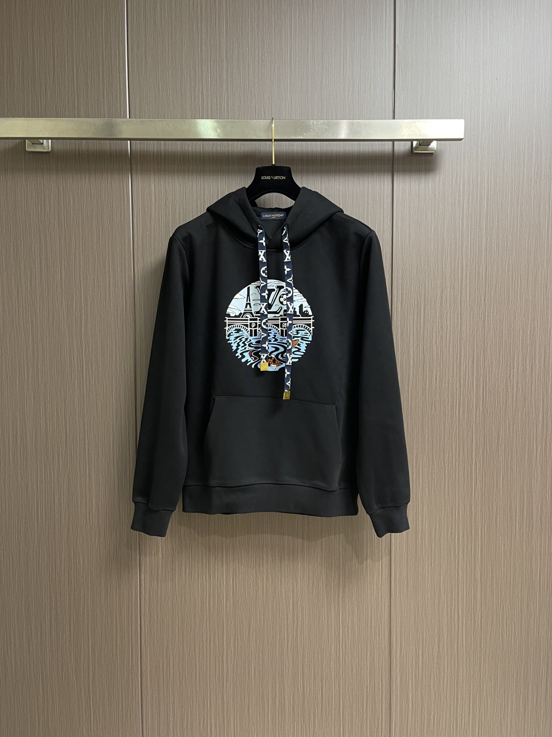 NO:627643,LV classic illustration printed hooded sweatshirt, original customer-supplied fabric, dyed in the same vat, feels very comfortable, fashionable and personalized, super versatile and good-looking, very suitable for both men and women, a must-have style, tag, collar label, washed wheat, complete with three standards. Sizes M-3XL  Bust 120 Shoulder Width 45.1 2XL Length 70 Bust 124 Shoulder Width 46.3 3XL Length 71 Bust 128 Shoulder Width 47.5,,louis vuitton,hoodie,sweatshirts,hats,alexander wang19860909LV 经典插画印花连帽卫衣,原版客供面料 同缸染面料 手感非常舒服 时尚又个性 超级百搭好看的一款 男女都非常合适 人手必备款 吊牌 领标 水洗麦 三标齐全.尺码M-3XL M码衣长67 胸围112 肩宽42.7 L码 衣长68 胸围116 肩宽43.9 XL码 衣长69 胸围120 肩宽45.1 2XL码 衣长70 胸围124 肩宽46.3 3XL码 衣长71 胸围128 肩宽47.5,,louis vuitton,hoodie,sweatshirts,hats,alexander wang,Men's clothing