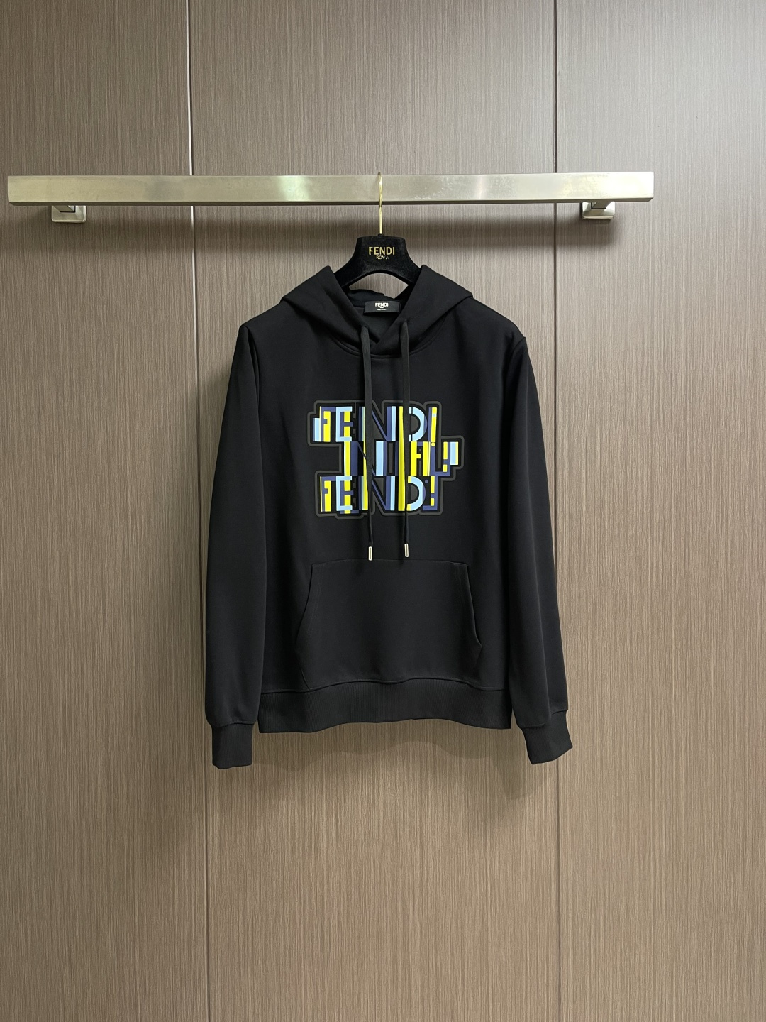 NO:627648,Fendi 2025ss new hooded sweatshirt.  Clean version recommended.  Exquisite logo printing on the chest.  Simple and advanced without being verbose!  Heavy industry 3D printing.  380g terry sweatshirt. Size M-3XL M size Length 67 Bust 112 Shoulder width 42.7 L size Length 68 Bust 116 Shoulder width 43.9  Shoulder width 47.5, fendi, hoodie, sweatshirts, hats, alexander wang19860909Fendi 2025ss新款连帽卫衣．净版推荐．胸口精致logo印花．简单高级不啰嗦！重工3d立体印花．380g毛圈卫衣.尺码M-3XL M码衣长67 胸围112 肩宽42.7 L码 衣长68 胸围116 肩宽43.9 XL码 衣长69 胸围120 肩宽45.1 2XL码 衣长70 胸围124 肩宽46.3 3XL码 衣长71 胸围128 肩宽47.5,,fendi,hoodie,sweatshirts,hats,alexander wang,Men's clothing