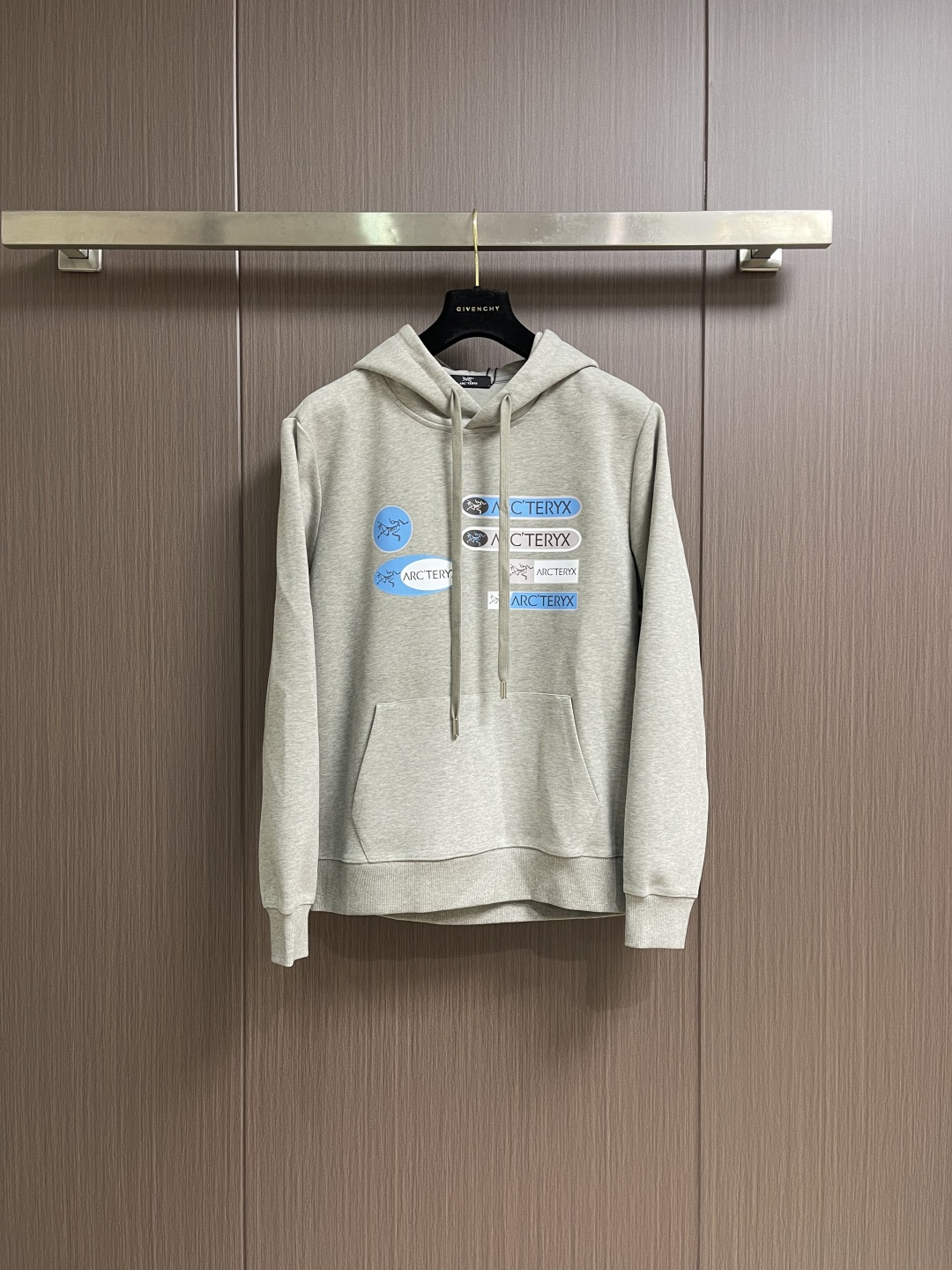 NO:627600,Arcteryx 2025 SS new autumn and winter hooded sweatshirt for couples with printed logo on the chest, original fabric. The fabric is made of 400g double-ply large terry fabric. It feels very comfortable, fashionable and personalized. It is a super versatile and good-looking sweatshirt, very suitable for both men and women. A must-have for everyone. Size M-3XL  Shoulder width 43.919860909Arcteryx 始祖鸟2025SS秋冬新款胸前印花logo情侣款连帽卫衣,原版面料 面料采用400g双股大毛圈面料 手感非常舒服,时尚又个性 超级百搭好看的一款卫衣,男女都非常合适 人手必备款 尺码M-3XL M码衣长67 胸围112 肩宽42.7 L码 衣长68 胸围116 肩宽43.9 XL码 衣长69 胸围120 肩宽45.1 2XL码 衣长70 胸围124 肩宽46.3 3XL码 衣长71 胸围128 肩宽47.5,arc'teryx,hoodie,sweatshirts,hats,alexander wang,Men's clothing