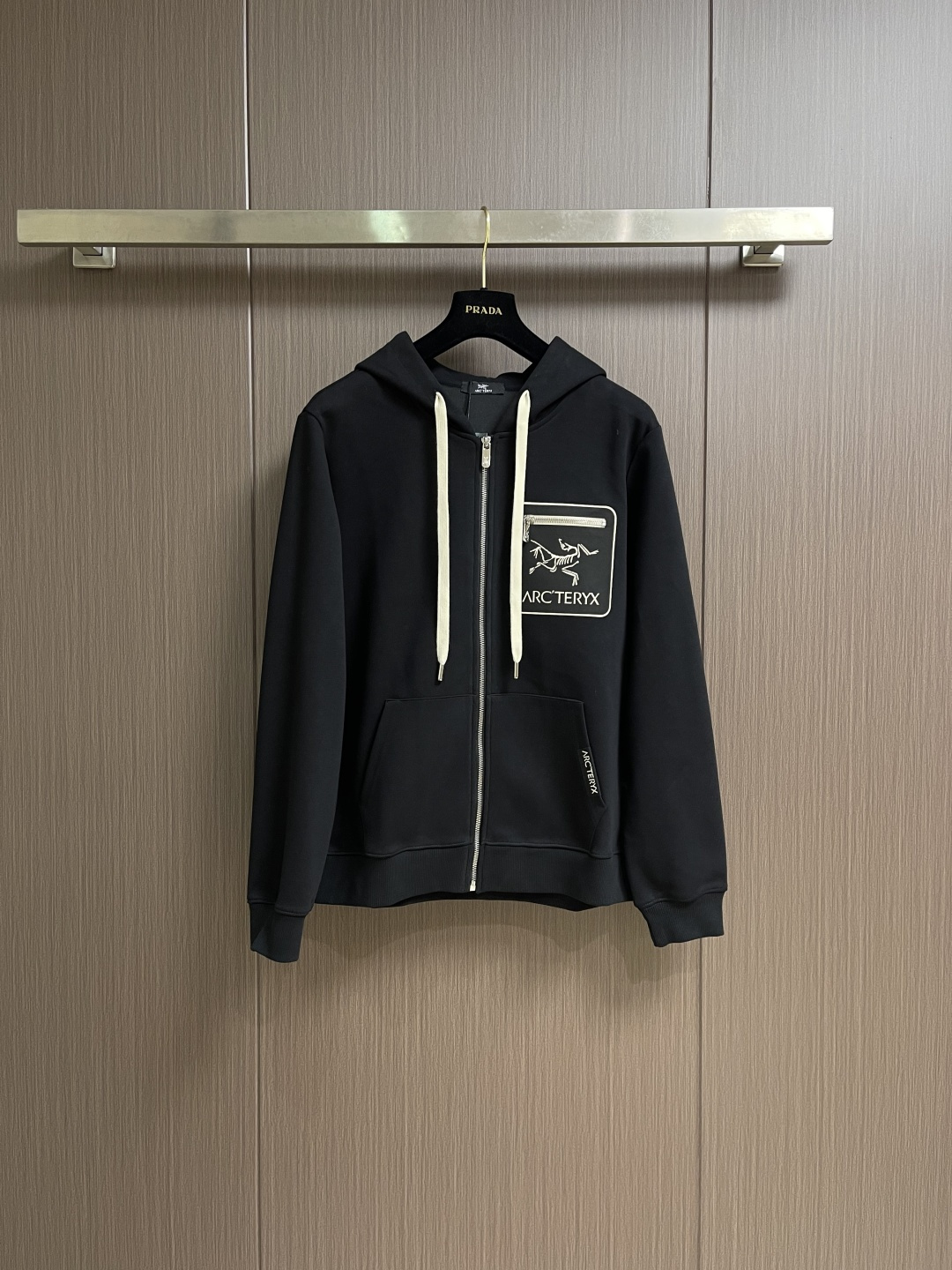 NO:627638,The complete set of Arcteryx logo zipper hooded sweatshirt jacket and sweatpants suit, custom-woven and dyed 420g cotton fabric, very stylish when worn alone or mixed and matched, simple and fashionable, highly recognizable. It is natural and layered. Classic os silhouette, whether worn alone or underneath, it is super tonal. Sizes M-3XL Top M size Length 66 Bust 112 Shoulder width 47 L Length 68  Bust 116, shoulder width 48, XL size, clothing length 70, bust 120, shoulder width 49, XXL size, clothing length 72, bust 124, shoulder width 50,  Hips 116 pants length 100 XXL waist 88 hips 118 pants length 101 XXXL waist 92 hips 120 pants length 102,arc'teryx,hoodie,sweatshirts,jackets & coats,hats,alexander wang19860909整套 Arcteryx 始祖鸟 logo 标识拉链连帽卫衣外套卫裤套装,定织定染420g全棉面料,单穿或混搭都很有味道,简约时尚,辨识度高.既自然又有层次.经典 os 廓型,无论单穿内搭都超有调性.尺码M-3XL 上衣 M码 衣长66 胸围112肩宽47 L码 衣长68 胸围116肩宽48 XL码衣长70 胸围120肩宽49 XXL码 衣长72 胸围124肩宽50 XXXL码 衣长74 胸围128肩宽51 裤子 M码 腰围76 臀围112裤长98 L码 腰围80 臀围114裤长99 XL码 腰围84 臀围116裤长100 XXL码 腰围88 臀围118裤长101 XXXL码腰围92 臀围120裤长102,arc'teryx,hoodie,sweatshirts,jackets & coats,hats,alexander wang,Men's clothing