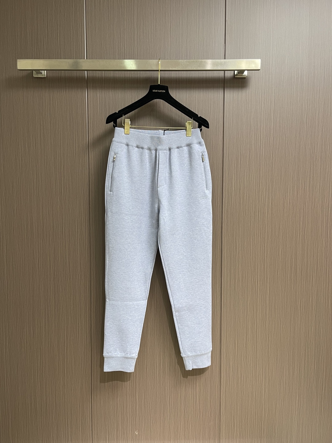 NO:627676,Tops pants Dior  Hooded zippered sweatshirt and sweatpants suit, which is not easy to deform after long-term wear. The loose shoulder cut is suitable for all kinds of body shapes, and has both a sense of leisure and relaxation and outdoor functionality; the length is moderate, not weighing down your height, and it can be worn neatly in daily wear. The metal two-way zipper is thick, smooth and durable, and the zipper puller adopts the brand logo.  Unique geometric shape, the details show quality; ribbed cuffs, moderate elasticity, can fit the body shape and prevent wind, without feeling tight and restrictive. Sizes S-XL, dior, hoodie, sweatshirts, hats, alexander  wang19860909上衣 裤子 Dior 连帽拉链卫衣卫裤套装,久穿不易变形.宽松落肩剪裁,适配各类身形,兼具休闲松弛感与户外功能性；衣长适中,不压身高,日常搭配都利落.金属双向拉链,质感厚重、顺滑耐用,拉链头采用品牌标志性的几何造型,细节处彰显品质；罗纹袖口,弹性适中,既能贴合身形防风,又不会有紧绷束缚感.尺码S-XL,,dior,hoodie,sweatshirts,hats,alexander wang,Men's clothing