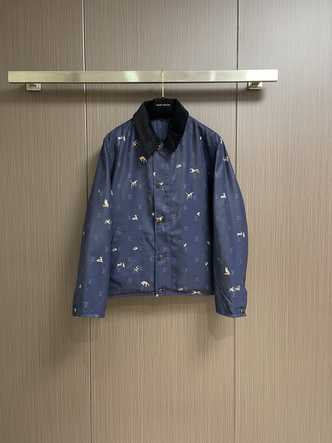 NO:627671,LV BLASON PADDED JACKET. This elegant padded jacket draws inspiration from the British outdoor tradition. It is made of technical fabrics, with a soft corduroy collar and a warm quilted lining. The 1V Blason print is all over the body, playfully incorporating animal patterns such as dogs, foxes and rabbits, injecting a touch of British pastoral style into this versatile seasonal item. Sizes S-XL, Louis Vuitton, jackets &  coats,jackets & coats,alexander wang19860909LV BLASON 衬垫夹克外套,这款优雅的衬垫夹克从英伦户外传统中汲取灵感,采用科技面料,搭配柔软的灯芯绒衣领与温暖的绗缝内衬.衣身满饰 1V Blason 印花,趣致地融入了犬、狐与兔等动物图案,为这件百搭的换季单品注入一抹英伦田园牧歌式的情怀.尺码S-XL,,louis vuitton,jackets & coats,jackets & coats,alexander wang,Men's clothing