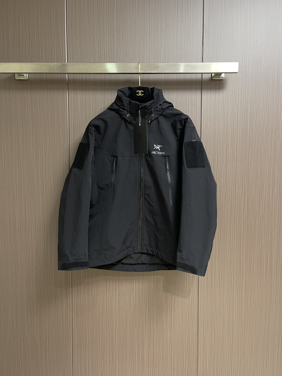 NO:624536,ARCTERYX outdoor men's windproof and warm hooded outdoor sports jacket, with simple and elegant color matching, can meet different occasions and personal needs. It is windproof and warm for outdoor sports, functional climbing, etc.  The spliced and cut scimitar embroidered upper body does not affect the action of various tactics. It is handsome and can be worn by both men and women. It is made of three-proof fabric and has excellent windproof and waterproof properties. It can provide you with reliable protection no matter what kind of bad weather you face. The inner nylon lining is skin-friendly and delicate, giving skin gentleness.  Care, bringing unparalleled comfort experience. It is particularly worth mentioning that the unique Velcro design on the arms can be DIYed, allowing you to fully display your individual creativity and create your own fashion style. Sizes M-XXL, arc'teryx, jackets  & coats,jackets & coats,hats,alexander wang19860909ARCTERYX 始祖鸟户外男士防风保暖连帽户外运动夹克外套,简约大气的色彩搭配,满足不同场合与个性需求.户外运动功能性攀登爬山等抗风保暖, 拼接裁剪弯刀绣工艺上身不影响各种战术的动作版型帅炸男女都可穿.其采用三防面料,具备出色的防风、防水性能,无论面对何种恶劣天气,都能为你提可靠的防护.内部的尼龙里布亲肤细腻,给予肌肤温柔呵护,带来无与伦比的舒适体验.尤为值得一提的是,手臂处独特的魔术贴设计,可进行DIY,让你充分展现个性创意,打造专属于自己的时尚风格.尺码M-XXL,arc'teryx,jackets & coats,jackets & coats,hats,alexander wang,Men's clothing