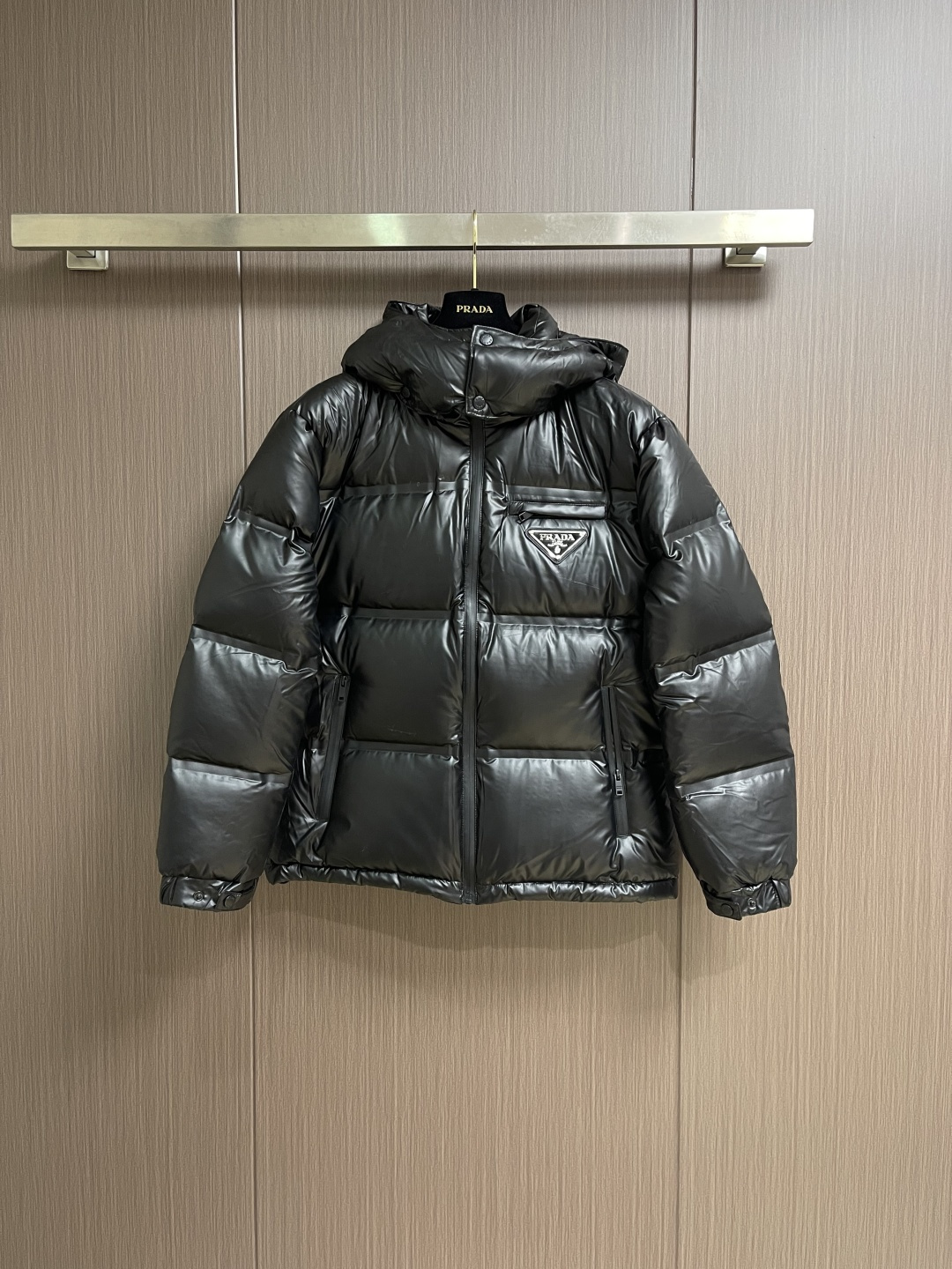 NO:622586,Prada  2025SS new autumn and winter hooded bread coat down jacket, triangle mark down jacket for men and women couples. This down jacket is made of innovative regenerated nylon fabric, which is quite novel. It is made of 90% white duck down and 10% feather filling, which has good warmth retention and can be worn even if the weather is very cold.  OK, the big enamel triangle logo on the chest combines ingenious details and brand style. - The jacket is equipped with a hood, zipper and side elastic slim design, very grand - Customized raw and auxiliary materials, complete three labels, molded custom logo zipper, size M-3XL,, prada, jackets  & coats,down jacket,hats,alexander wang19860909Prada 2025SS秋冬新款连帽面包服羽绒服,男女情侣装三角标羽绒服外套.这款羽绒外套采用创新的再生尼龙织物制作,颇具新颖特色.采用90％白鸭绒和10％羽毛填充具有较好的保暖性,即使天气很冷穿着也OK,胸前标识珐琅大三角标,兼具匠心细节与品牌风格.﹣外套配连帽、拉链和侧身弹力修身设计,非常的大气﹣定制原辅料,三标齐全,开模定制logo拉链,尺码M-3XL,,prada,jackets & coats,down jacket,hats,alexander wang,Men's clothing