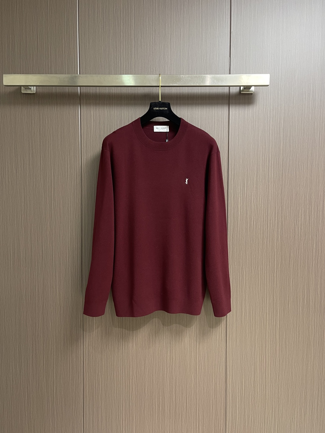 NO:624577,YSL 2025FW new autumn and winter imported wool knitted round neck sweater, basic pullover sweater with small letter logo embroidery for men and women!  With its excellent fabrics, unique designs and fitting styles, it has become the darling of the fashion industry!  It is not just a piece, but a fashionable attitude and a pursuit of quality life!  This product is carefully woven with imported wool yarn supplied by customers. The delicate texture not only gives it a unique texture, but also gives it excellent skin fit!  When you wear it on your body, it is like a second layer of skin, tightly fitting your body without any sense of restraint!  And its thermal insulation performance is also very good. In the cold winter, it is like a warm embrace, wrapping your body tightly, protecting you from the severe cold outside, making you feel warm and comfortable all the time!  The classic small letter logo embroidery on the chest becomes the finishing touch of the whole piece. This logo is a symbol of the soul of the brand, and it contains the history, culture and philosophy of the brand!  Each letter is carefully designed, with smooth lines and delicate stitching, as if it is a beautiful poem written with needle and thread!  The fitted design is neither too loose and bloated, nor too tight to restrict the body. It is like a considerate designer, carefully cutting according to your body curves, and every line is just right to outline your body contours!  When you wear it, whether you match it or not, you can show a fashionable and capable temperament!  Size XS-L,,saint laurent,sweaters,alexander wang19860909YSL 2025FW秋冬新款进口羊毛针织圆领毛衣,男女同款小字母徽标刺绣基础套头针织衫！以其卓越的面料、独特的设计和合身的版型,成为了时尚界的宠儿！它不仅仅是一件,更是一种时尚的态度,一种对品质生活的追求！这款选用客供进口羊毛纱线精心织造,细腻的织纹不仅赋予了独特的质感,更让它拥有了出色的贴肤性！当你将它穿在身上,它就像第二层肌肤一样,紧紧地贴合着你的身体,没有丝毫的束缚感！并且它的保暖性能也十分出色,在寒冷的冬日里,它就像一个温暖的怀抱,将你的身体紧紧包裹,为你抵御外界的严寒,让你时刻感受到温暖与舒适！胸前经典的小字母徽标刺绣,成为整件的点睛之笔,这个徽标是品牌灵魂的象征,它蕴含着品牌的历史、文化与理念！每一个字母都经过精心设计,线条流畅,针法细腻,仿佛是用针线书写的一首优美的诗篇！合身版型设计既不会过于宽松而显得臃肿,也不会过于紧身而束缚身体,它就像一位贴心的设计师,根据你的身体曲线进行精心裁剪,每一个线条都恰到好处地勾勒出你的身材轮廓！当你穿上它无论是搭配还是,都能展现出一种时尚、干练的气质！尺码XS-L,,saint laurent,sweaters,alexander wang,Men's clothing