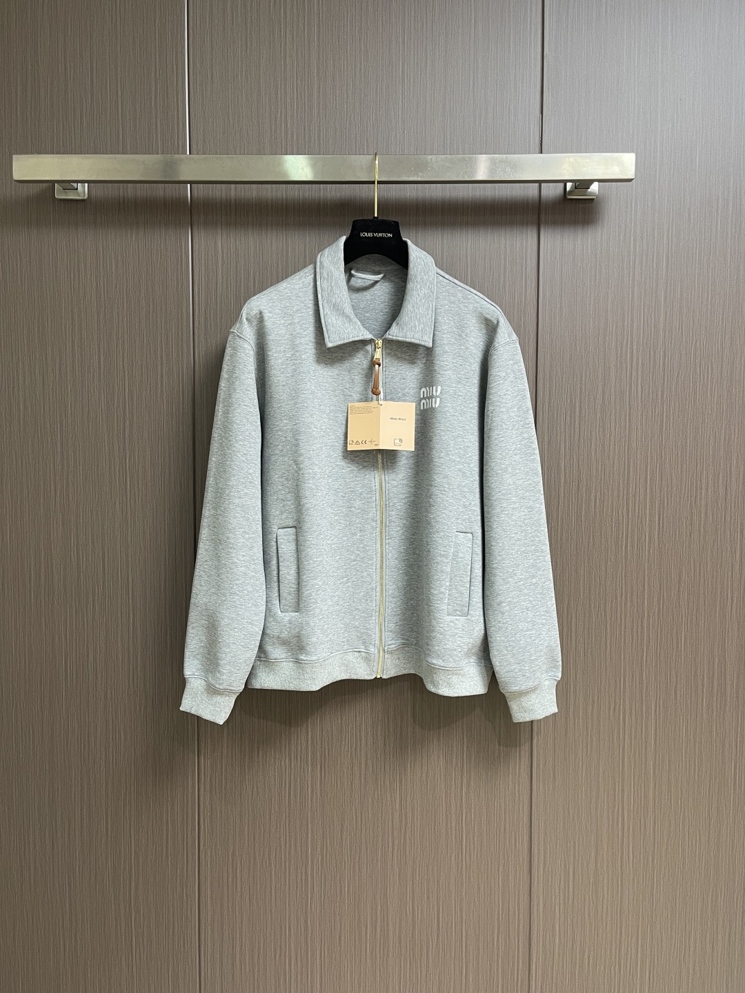 NO:624544,miumiu  Logo printed jacket, the fabric is made of the original pure cotton material, the fabric is skin-friendly and soft, making the wearing experience luxurious, and it also presents a unique micro-glossy texture. The elastic cuffs and hem design cleverly outline the body lines, avoid bloat, maintain a neat feeling while being loose, and enhance the overall look.  Clothes printing adopts solid printing technology, and has been accurately revised three times on the film screen to ensure that the pattern is clear and full. Through glue printing and high-temperature baking, the pattern is strong and durable, lasting like new. It is custom-woven and dyed, without any color difference from the original version. Sizes M-XXL,,miumiu,jackets  & coats,jackets & coats,alexander wang19860909miumiu 徽标印花夹克外套,面料采用原版一致纯棉材质,面料亲肤柔软,穿着体验奢华,同时呈现出独特的微光泽质感.松紧袖口与下摆设计,巧妙勾勒身形线条,避免臃肿,在宽松中保持利落感,提升整体造型的层次.整衣印花采用固体印花工艺,历经三次菲林网板精准修改,确保图案清晰饱满.通过胶浆印刷与高温烘烤,图案牢固耐穿,持久如新.定织定染,与原版无任何色差.尺码M-XXL,,miumiu,jackets & coats,jackets & coats,alexander wang,Men's clothing