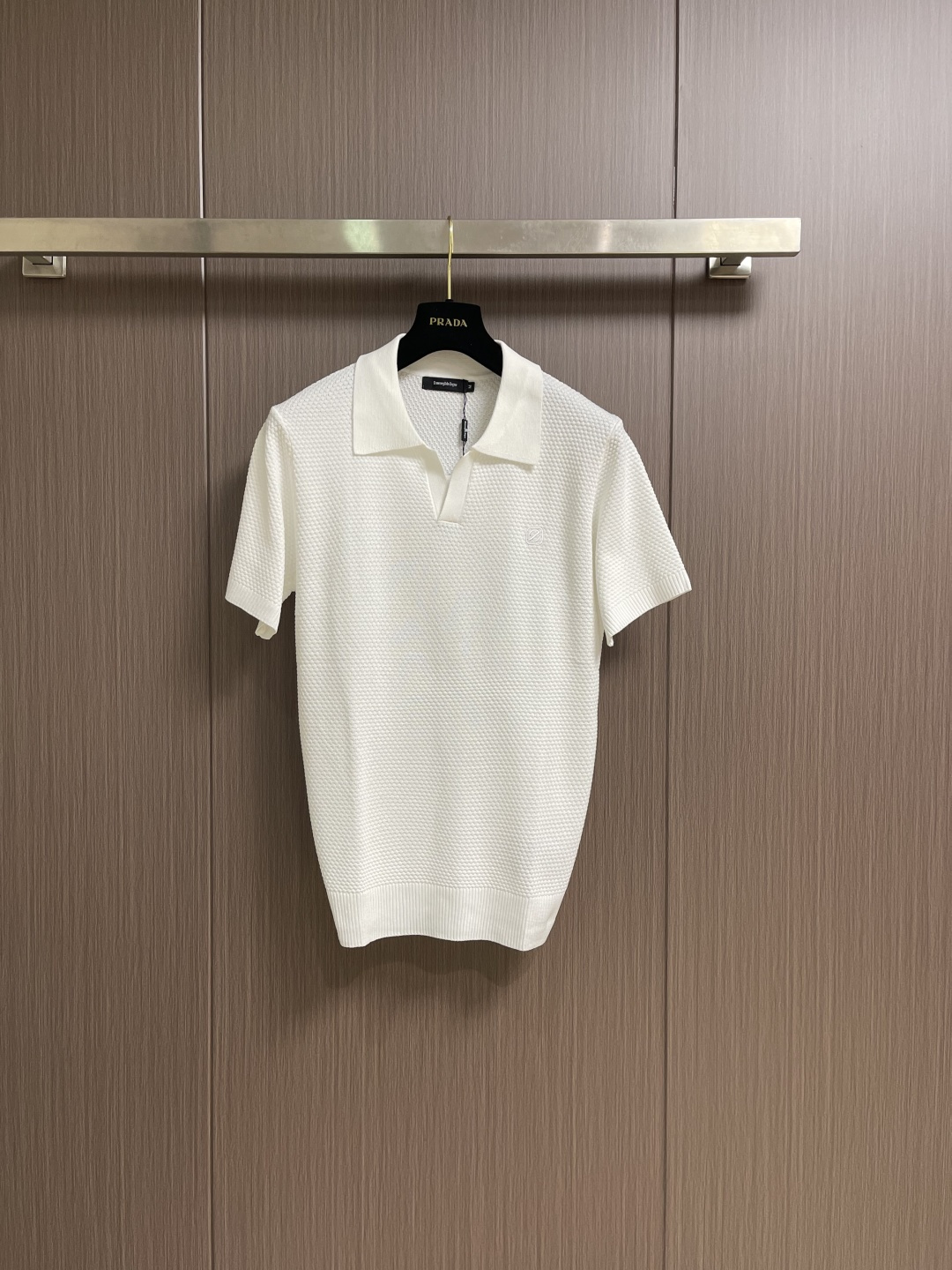 NO:622593,Zegna 杰尼亚ZG棉质翻领短袖POLO,采用棉质纱线,只选长棉纤维精制,强韧、柔软、耐用全占了！  Wear it next to your body and feel like you are wrapped in soft clouds. It is breathable and does not make you sweaty, keeping you fresh and decent. The classic V-neck design is simple and energetic, and modifies the neck line. Whether it is worn alone to show a neat and handsome look, or layered to add a sense of layering, it is great!  Size 46-52,,zegna,T-shirt,alexander wang19860909Zegna 杰尼亚ZG棉质翻领短袖POLO,采用棉质纱线,只选长棉纤维精制,强韧、柔软、耐用全占了！贴身穿,像被轻柔云朵裹住,透气不闷汗,保持清爽体面～经典V 领设计,简约又显精神,修饰颈部线条,不管是单穿展现利落帅气,还是叠穿打底增添层次感,都很绝！尺码46-52,,zegna,T-shirt,alexander wang,Men's clothing